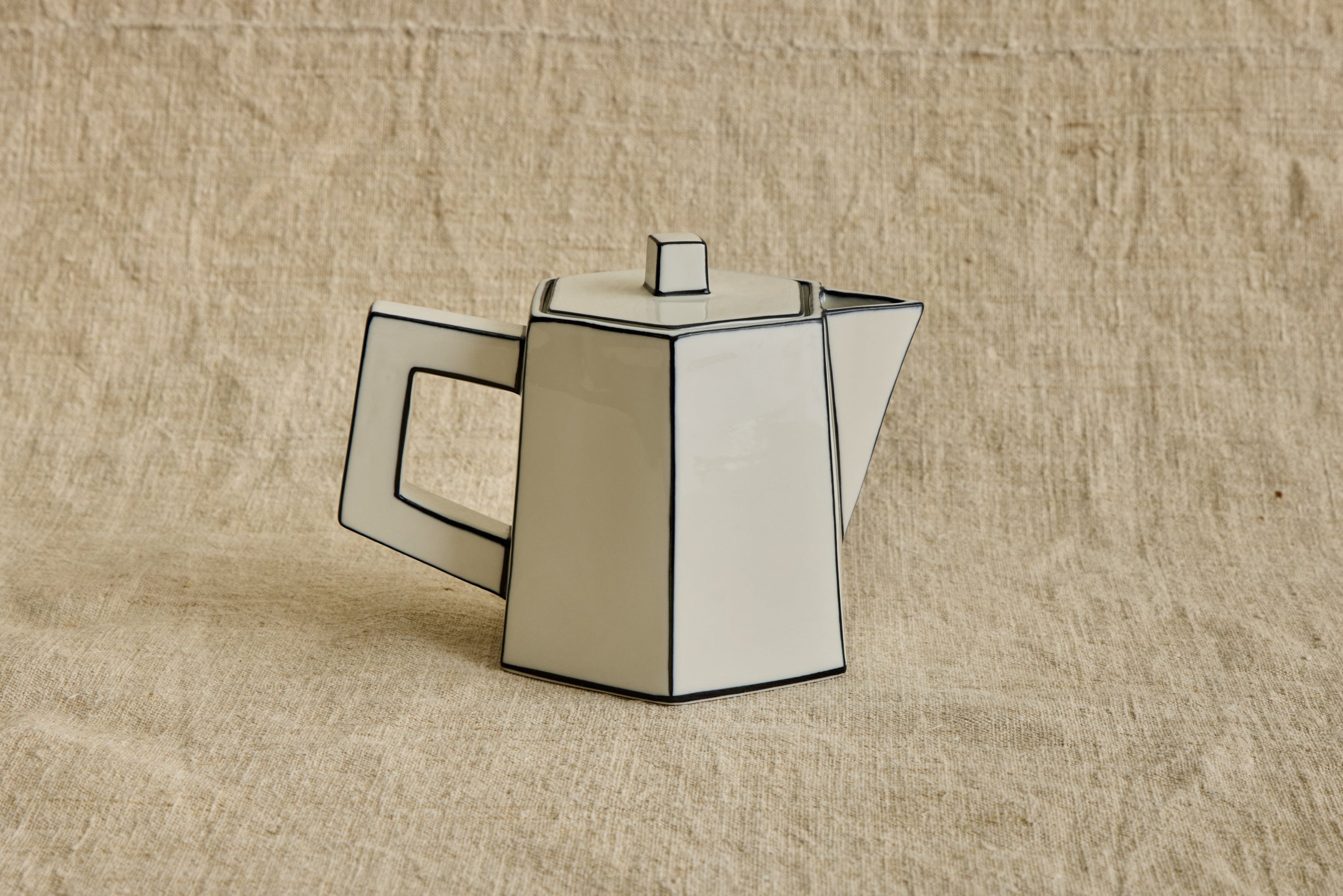 Carte Blanche Tea Pot in White & Black