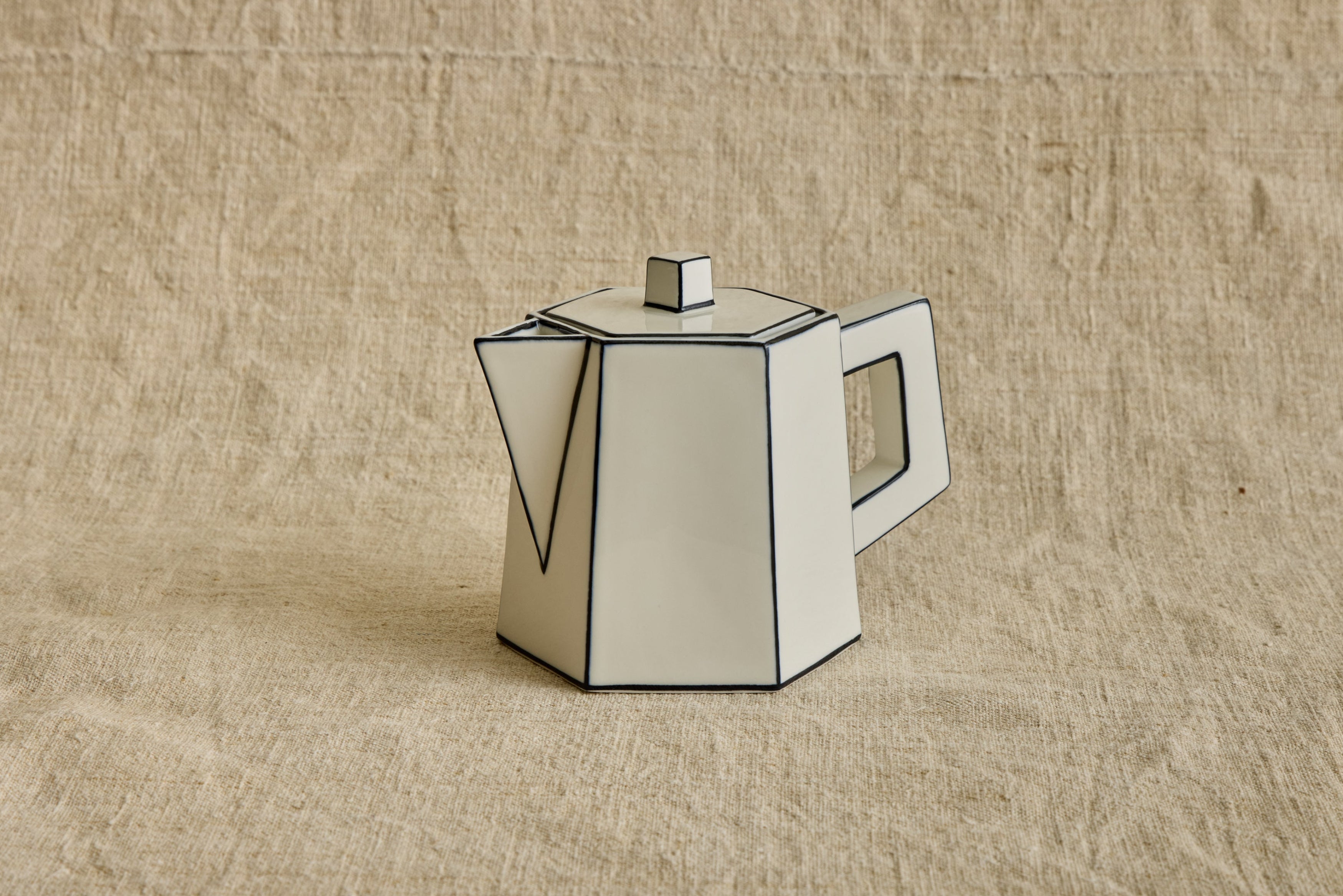 Carte Blanche Tea Pot in White & Black