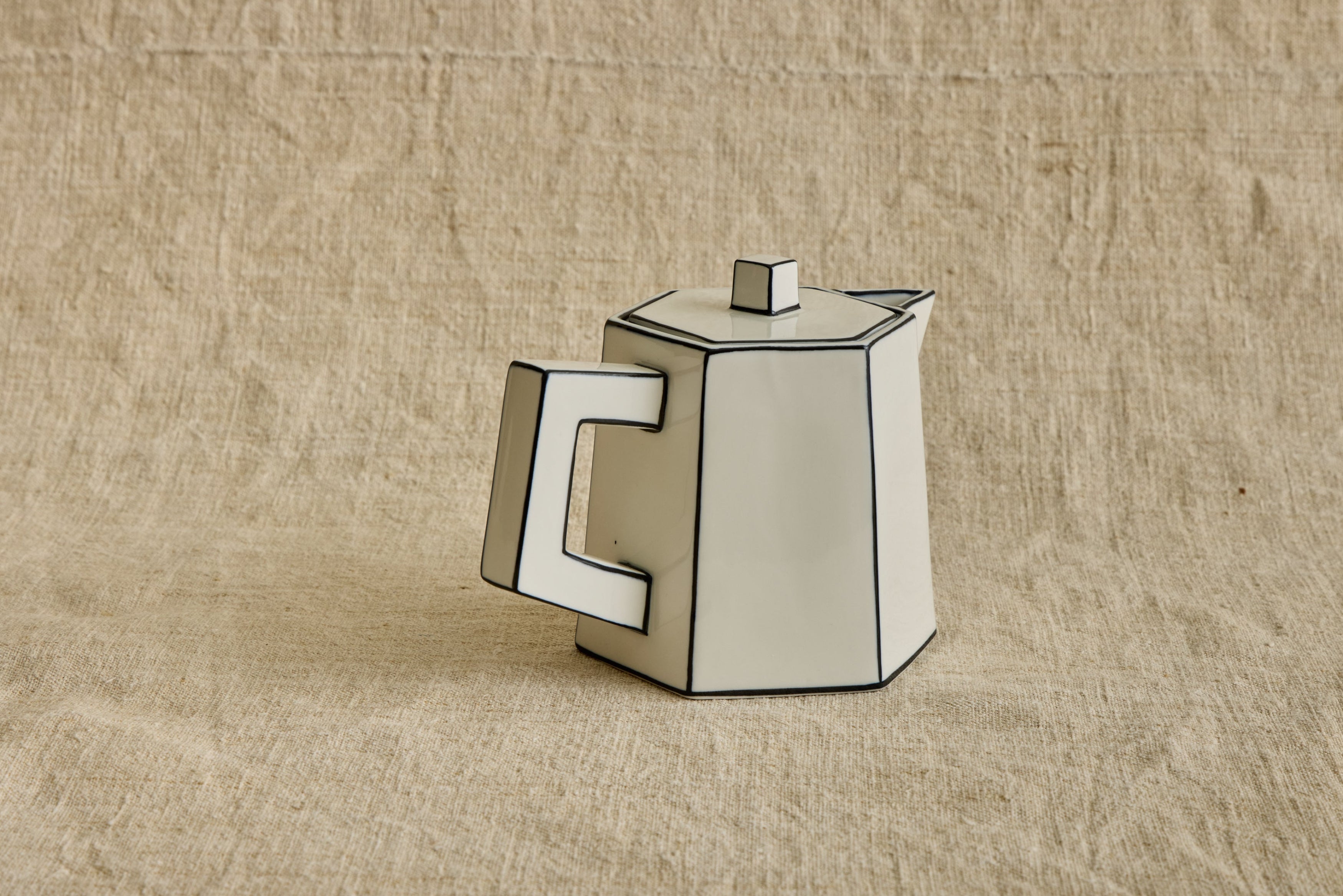 Carte Blanche Tea Pot in White & Black