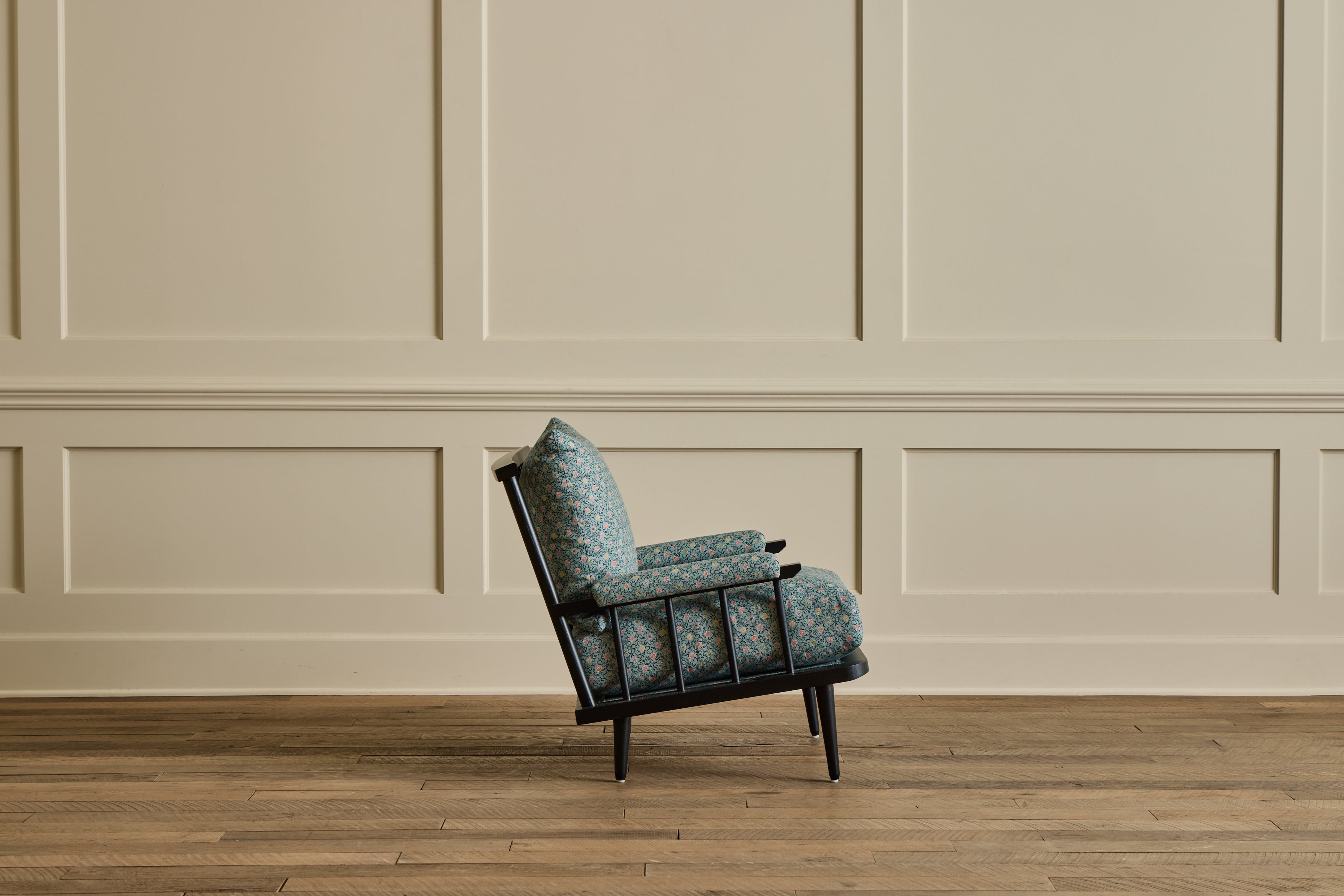 Spindle Back Viewing Chair