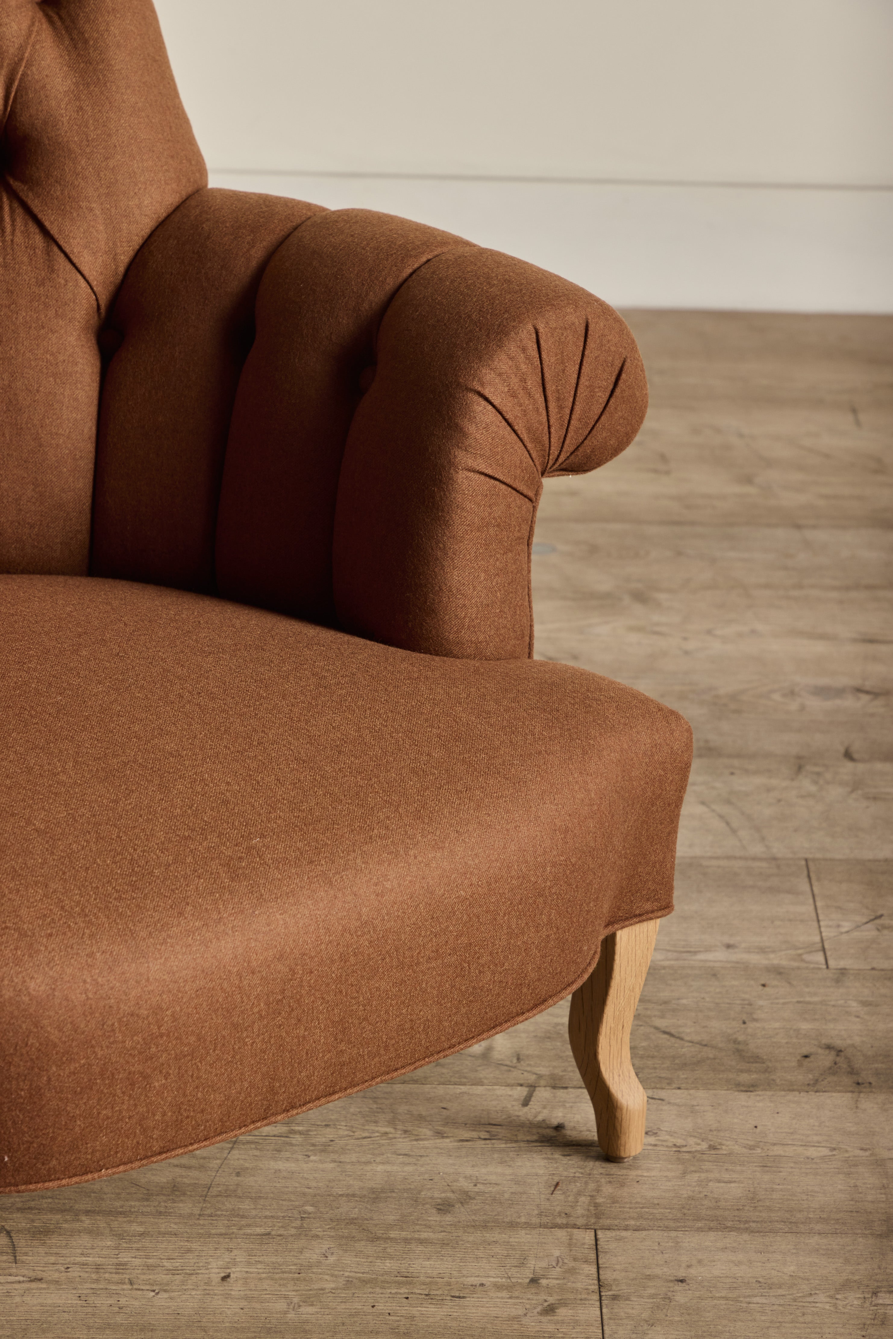 Shown in Holland & Sherry Melange Wool Flannel in Paprika and Natural Oak