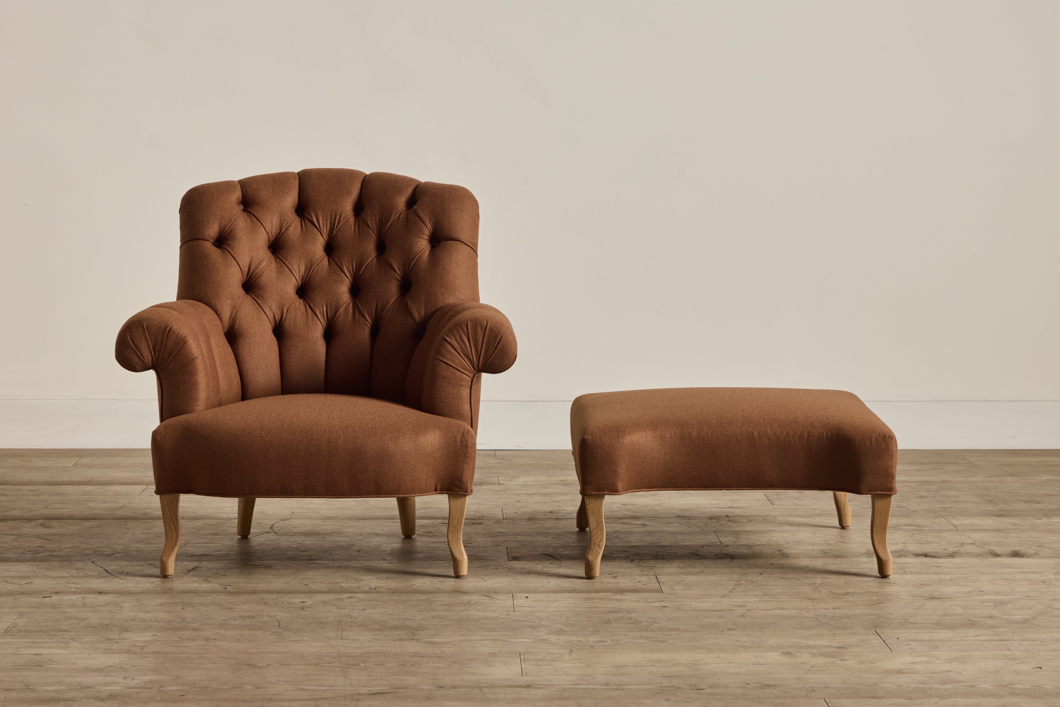 Shown in Holland & Sherry Melange Wool Flannel in Paprika and Natural Oak