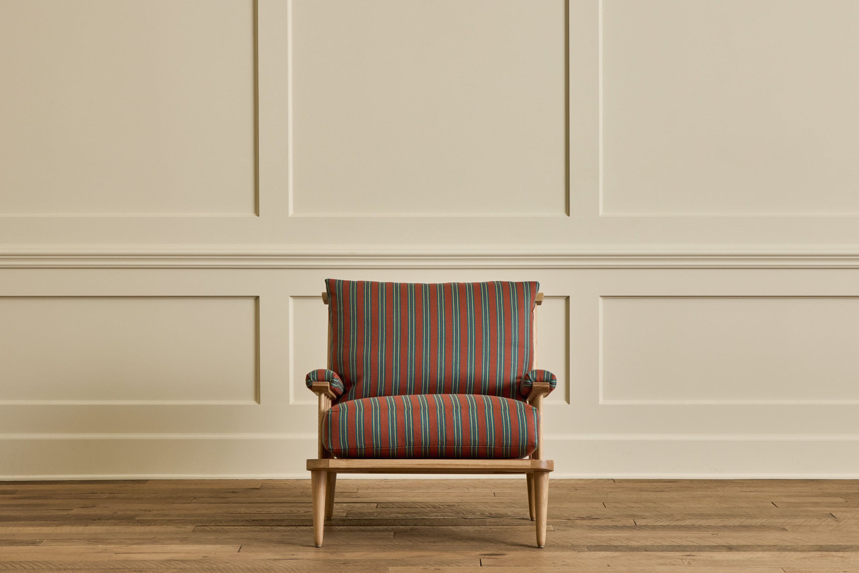 Spindle Back Viewing Chair