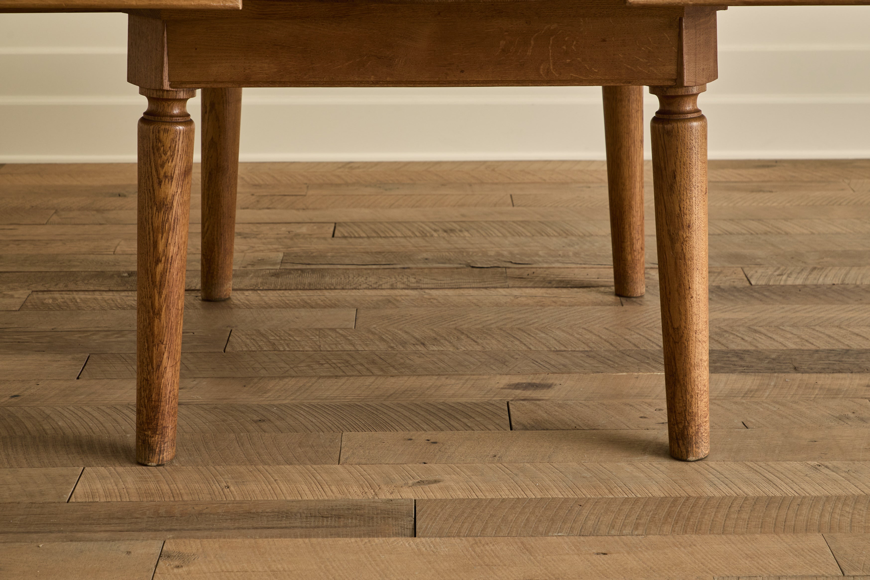 Round Oak Wood Extension Table