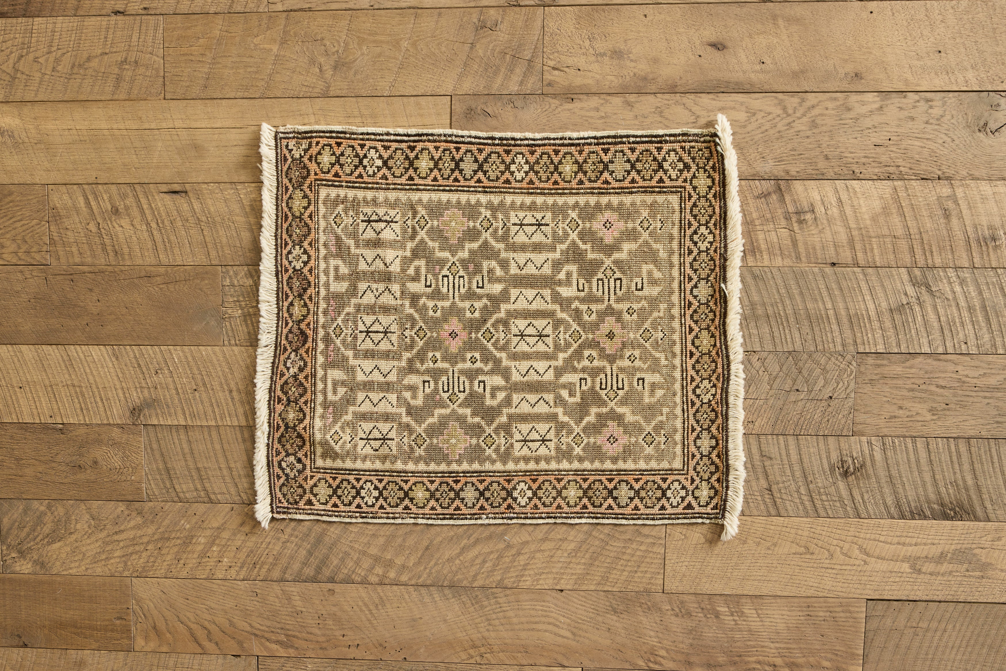 Neutral Tribal Scatter Rug 2 x 2'7