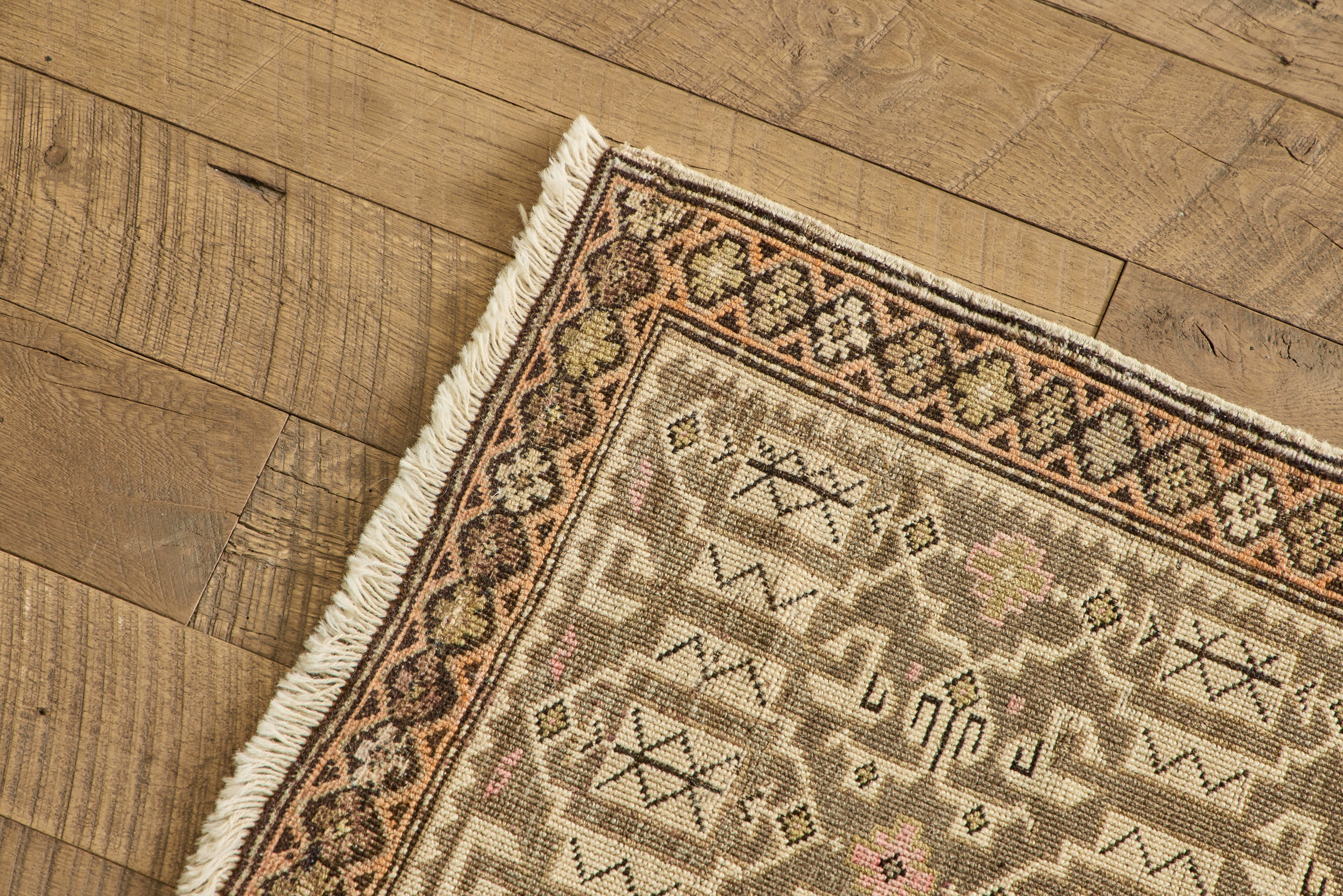 Neutral Tribal Scatter Rug 2 x 2'7