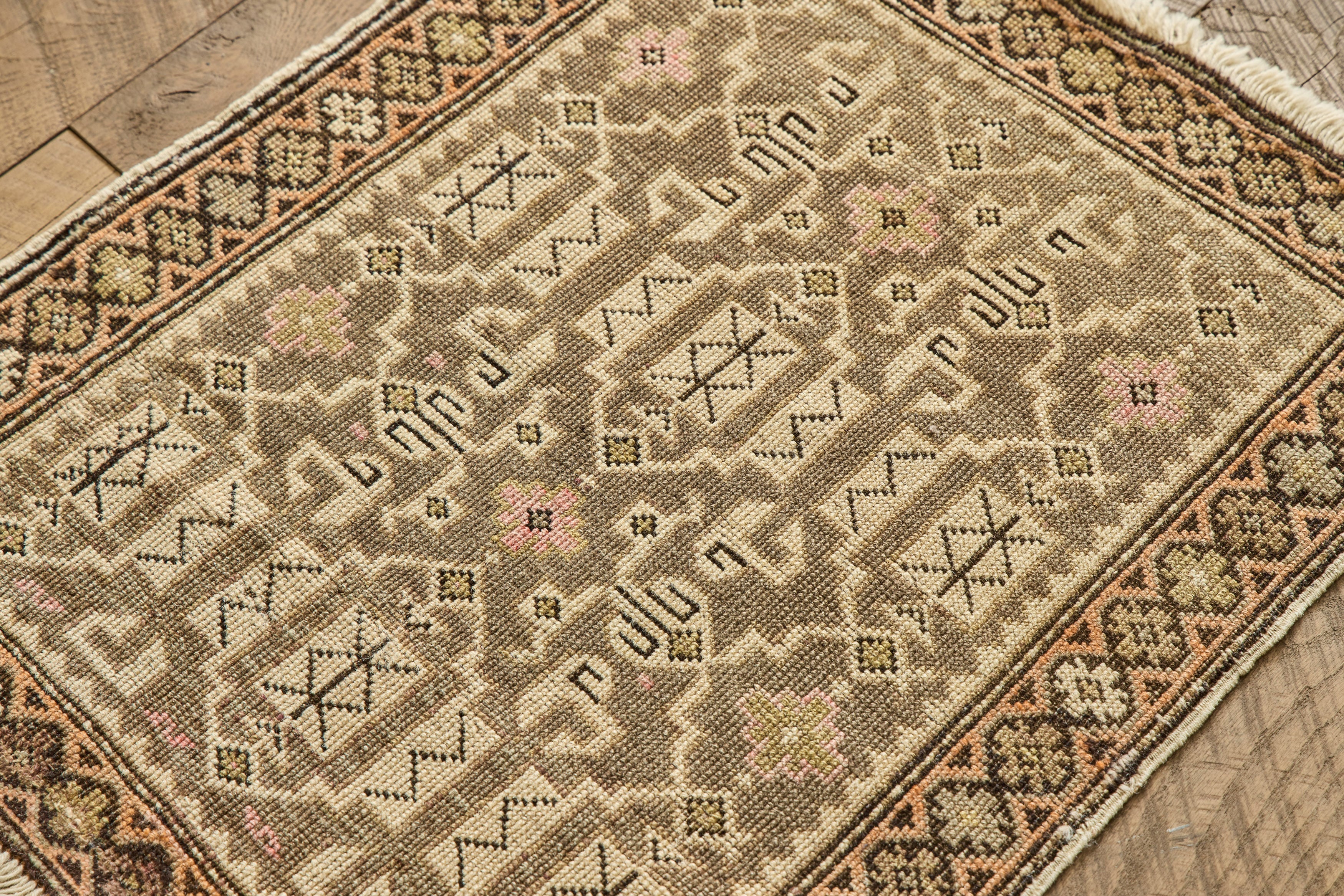 Neutral Tribal Scatter Rug 2 x 2'7