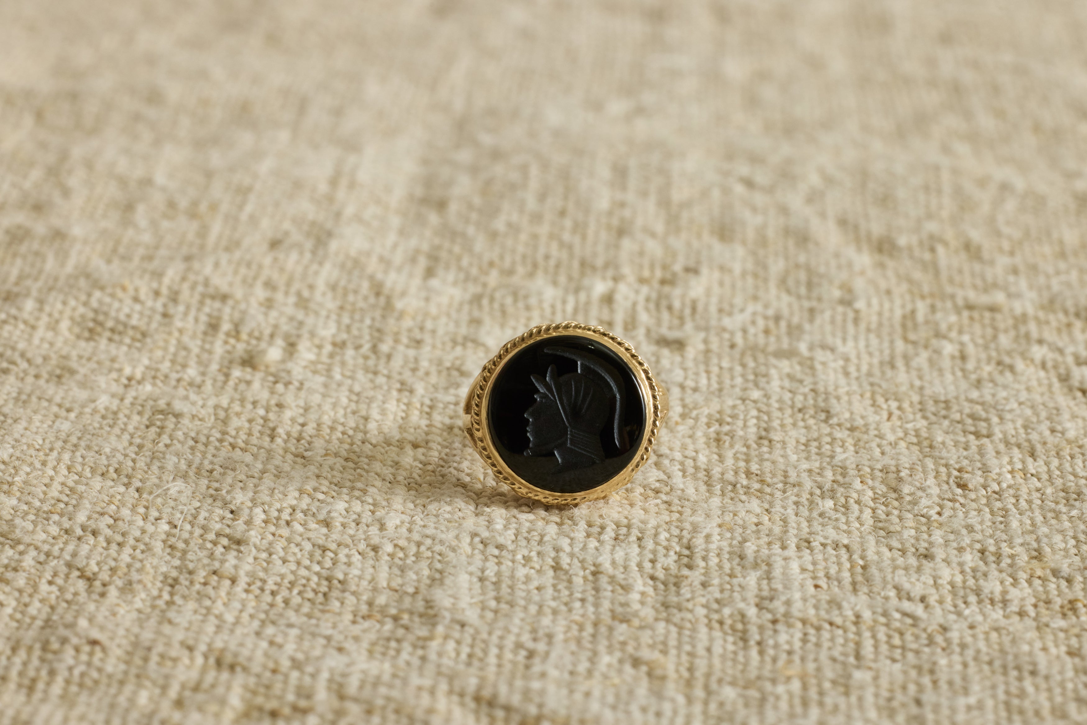 1920s Gold Agate Round Intaglio Ring