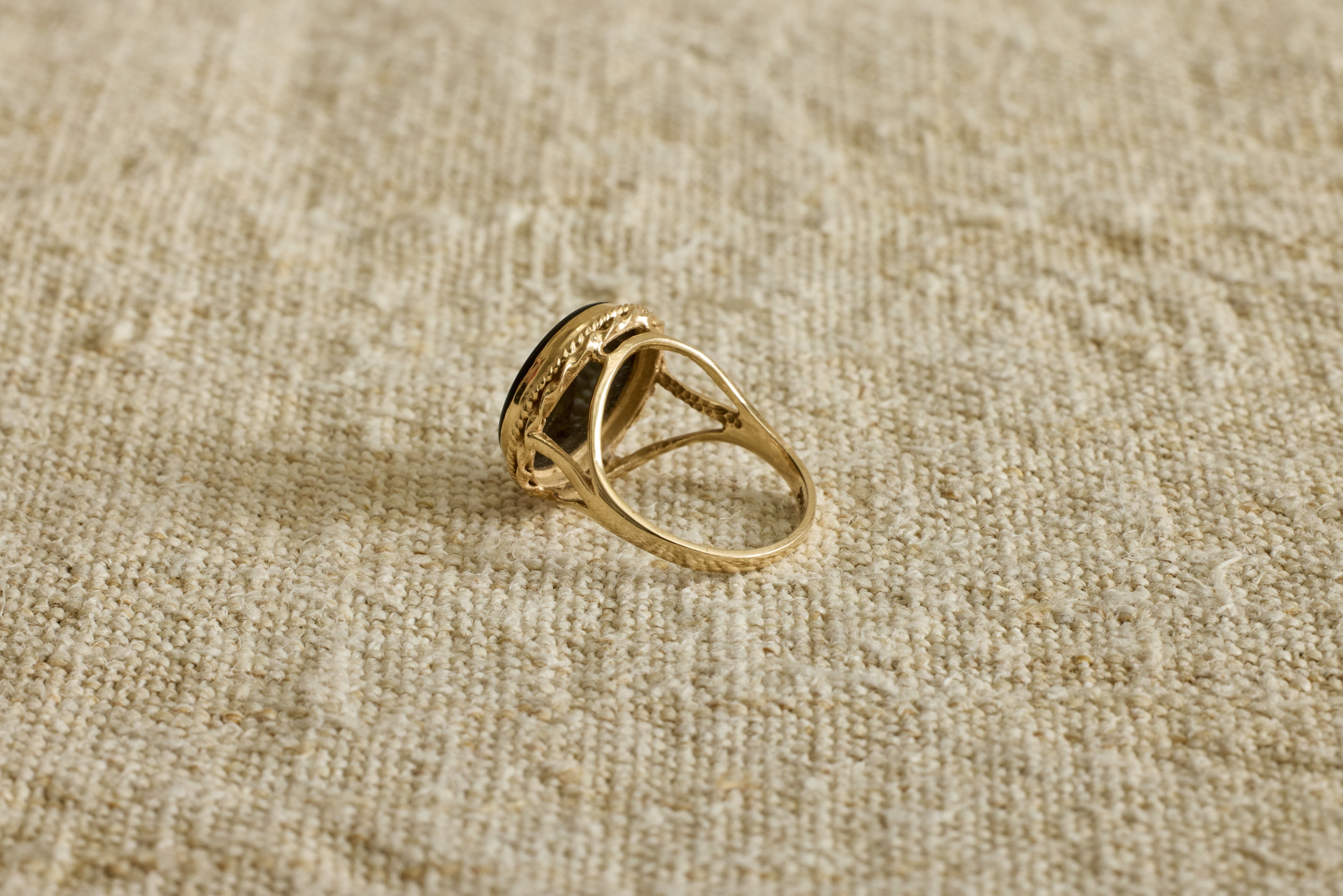 1920s Gold Agate Round Intaglio Ring