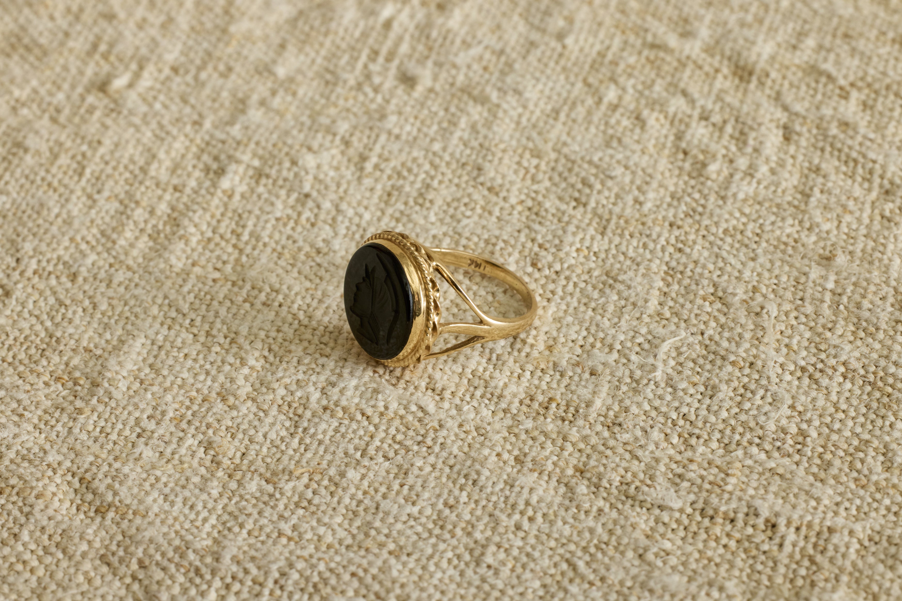 1920s Gold Agate Round Intaglio Ring