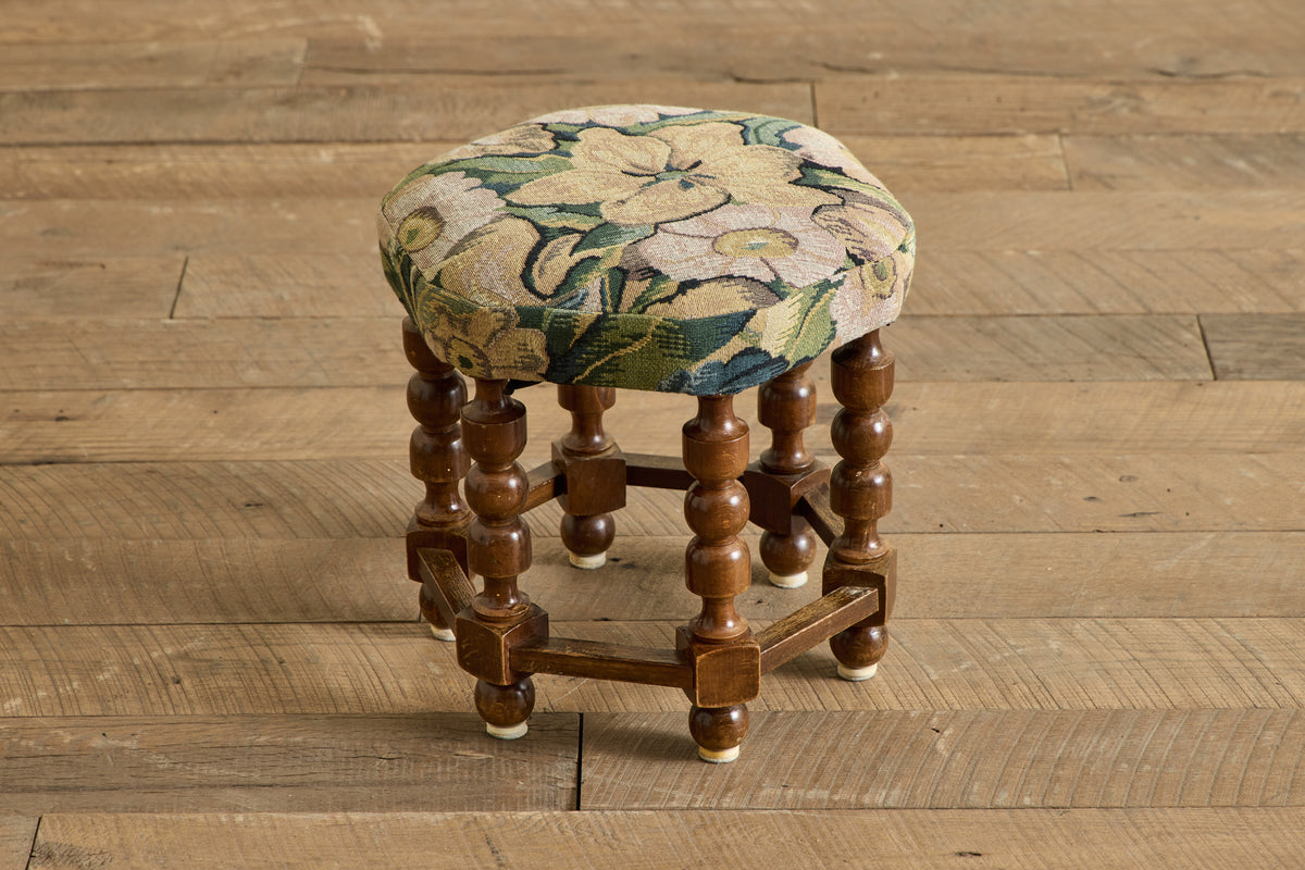 VTG TURNED OAK WOOD STOOL NO. 1