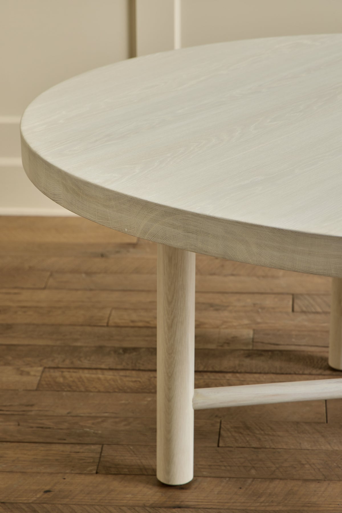 Round Dining Table, 60"
