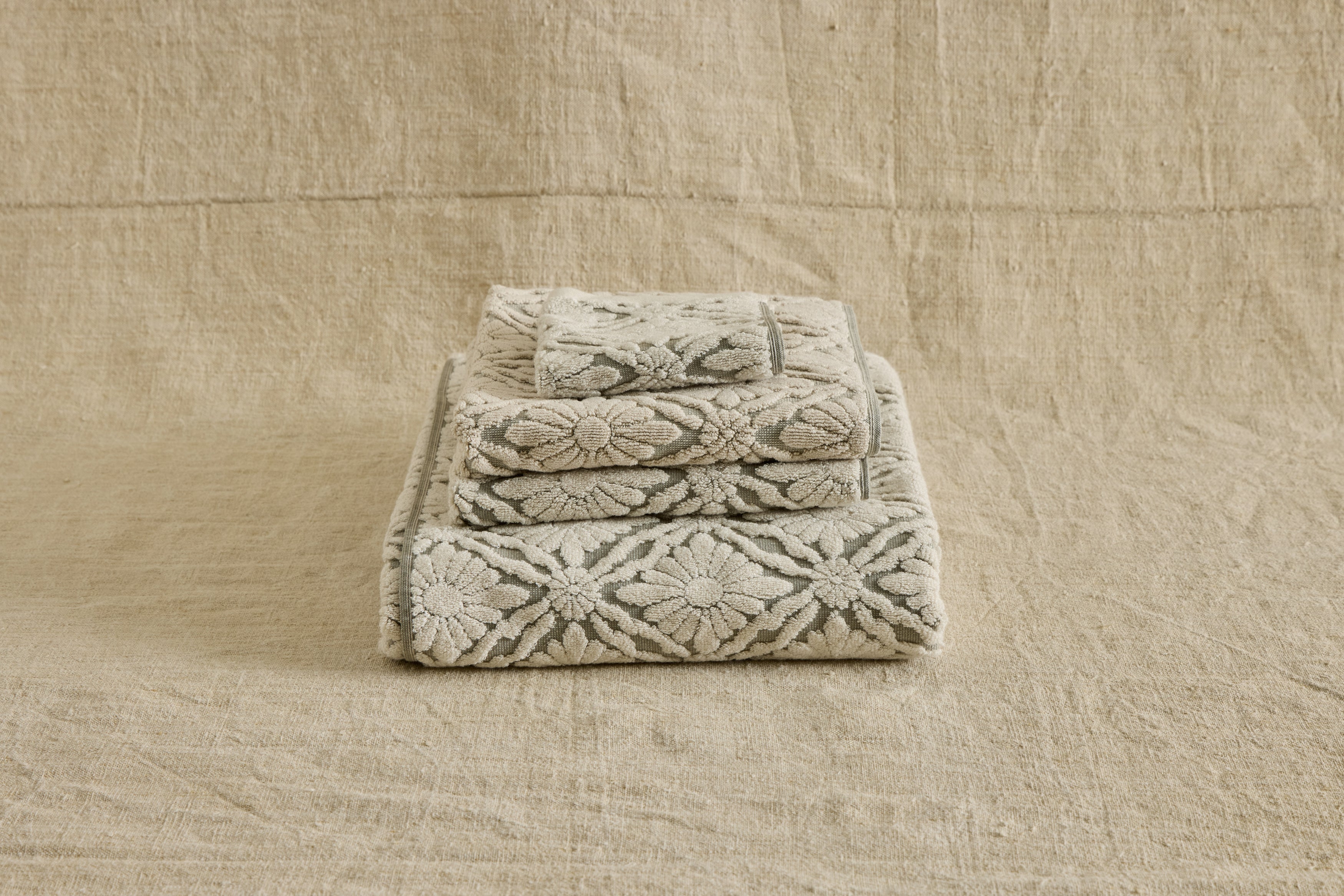 Marguerite Bath Set