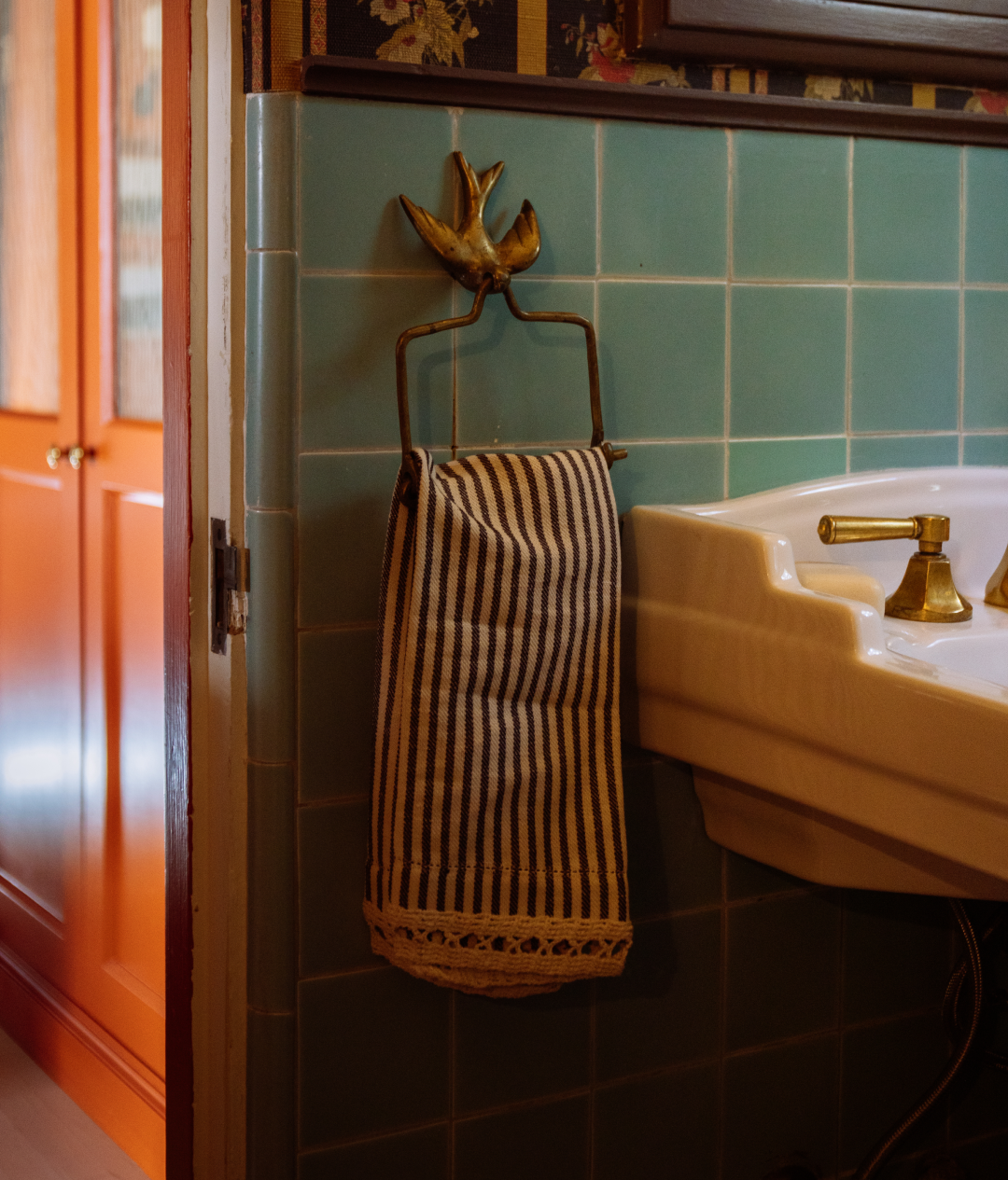 Carmella Hand Towel in Chocolate