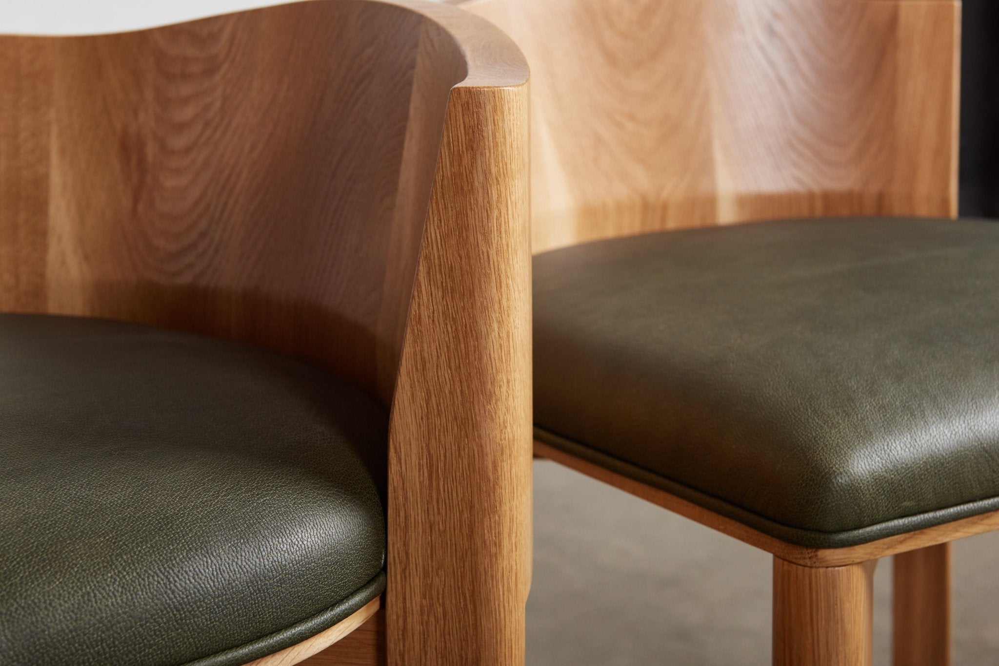 Shown in Howe Olive Natural Maroc and Natural Oak