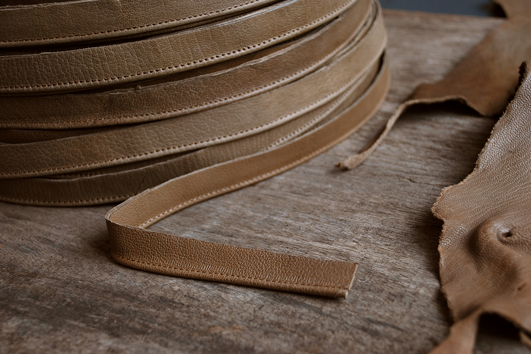 Fine Leather Piping, Clay