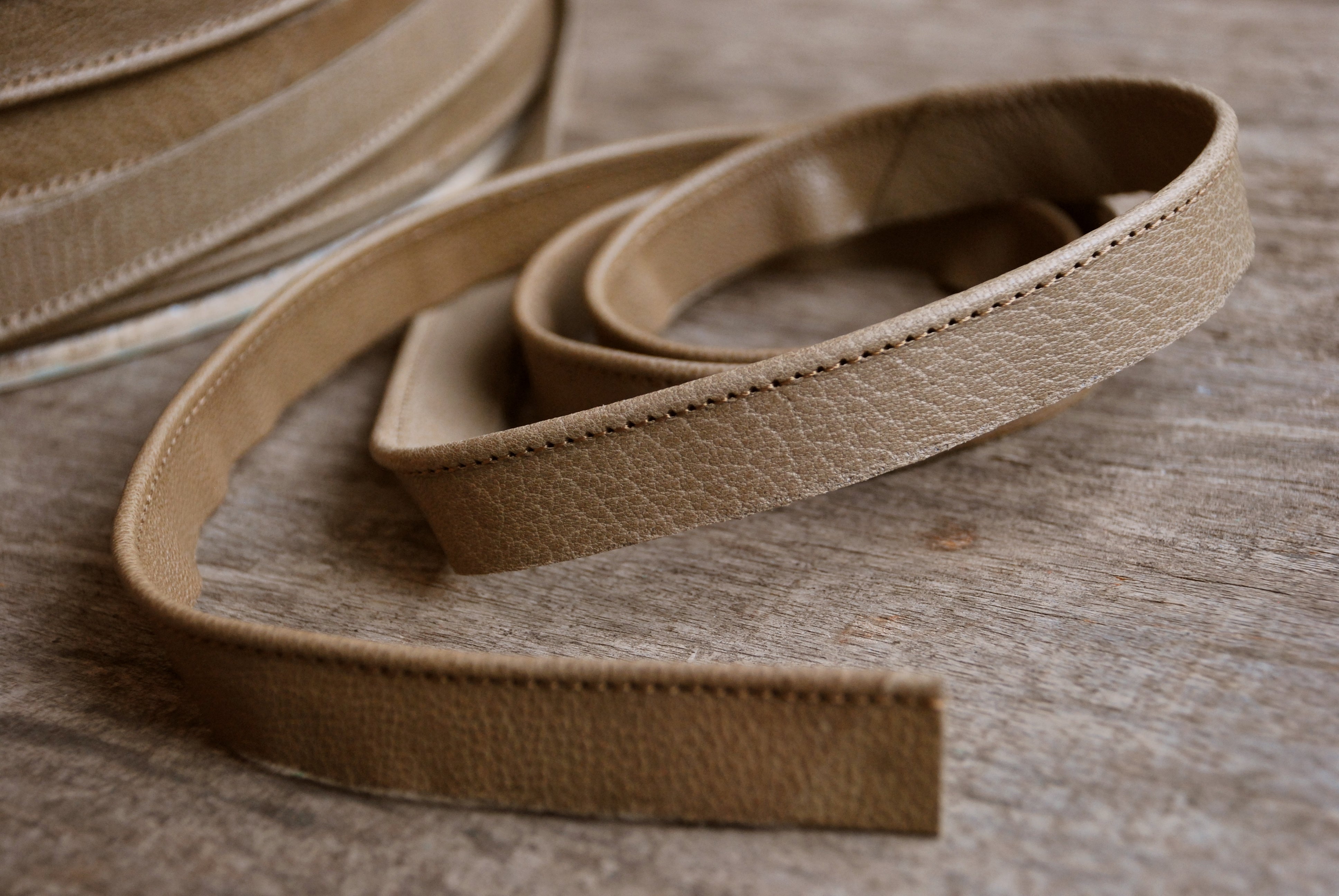 Fine Leather Piping, Clay