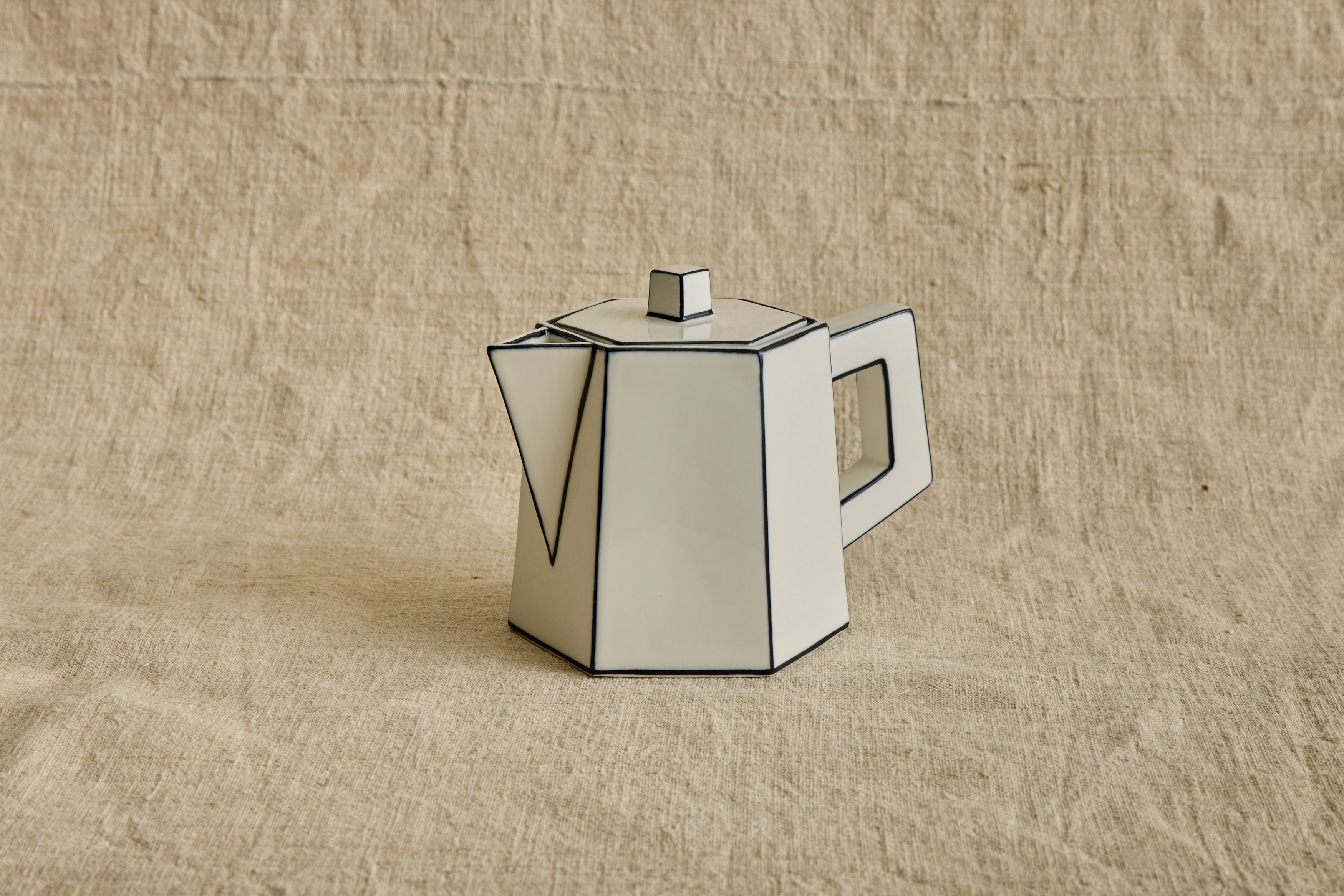 Carte Blanche Tea Pot in White & Black