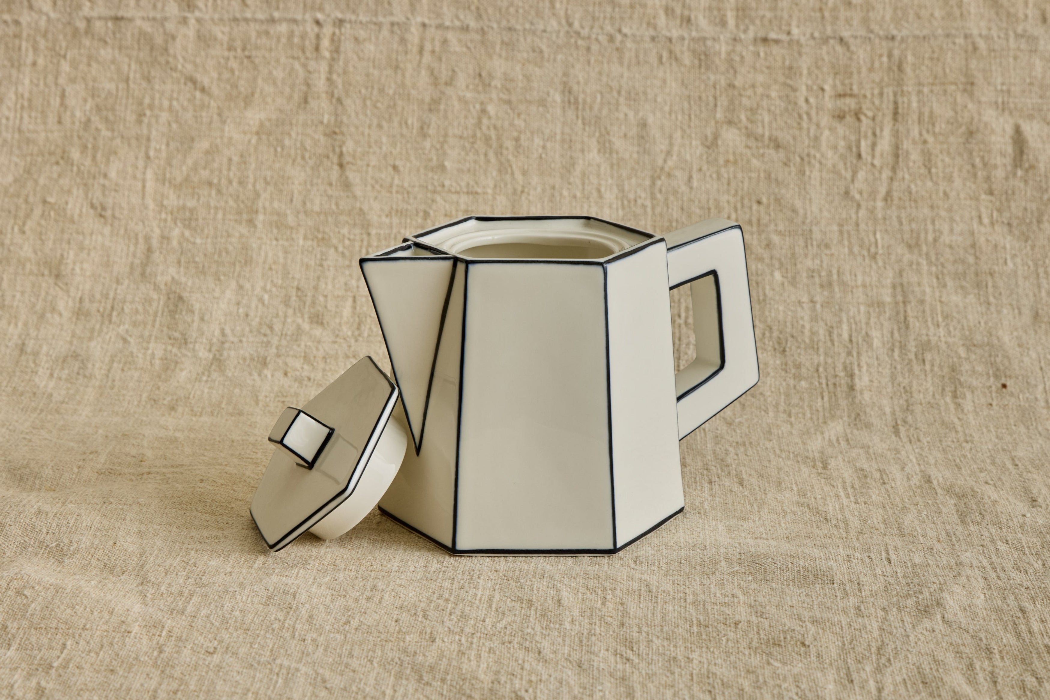 Carte Blanche Tea Pot in White & Black