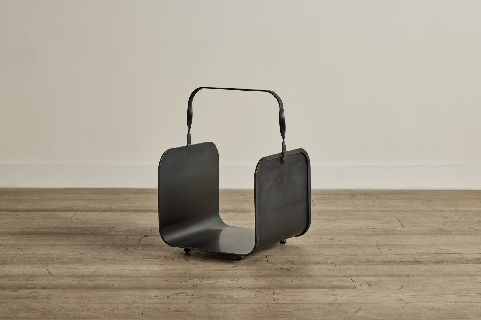 黒鋼【美品】fire stand 『hi-raku ⬜︎』 Blackened Steel Firewood Holder – Nickey Kehoe