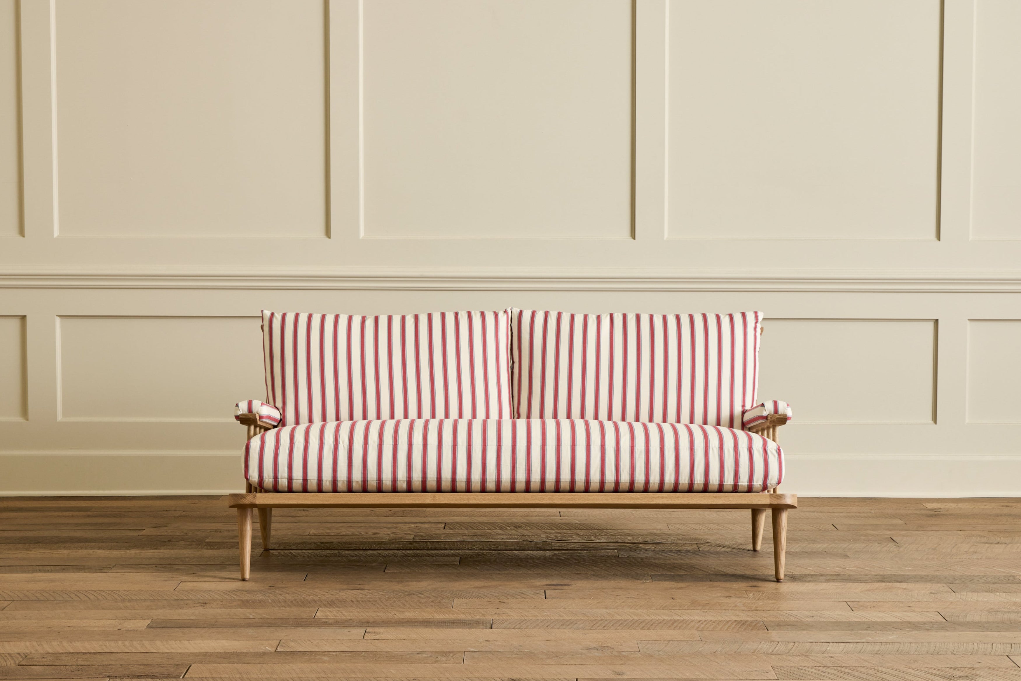Spindle Back Viewing Settee
