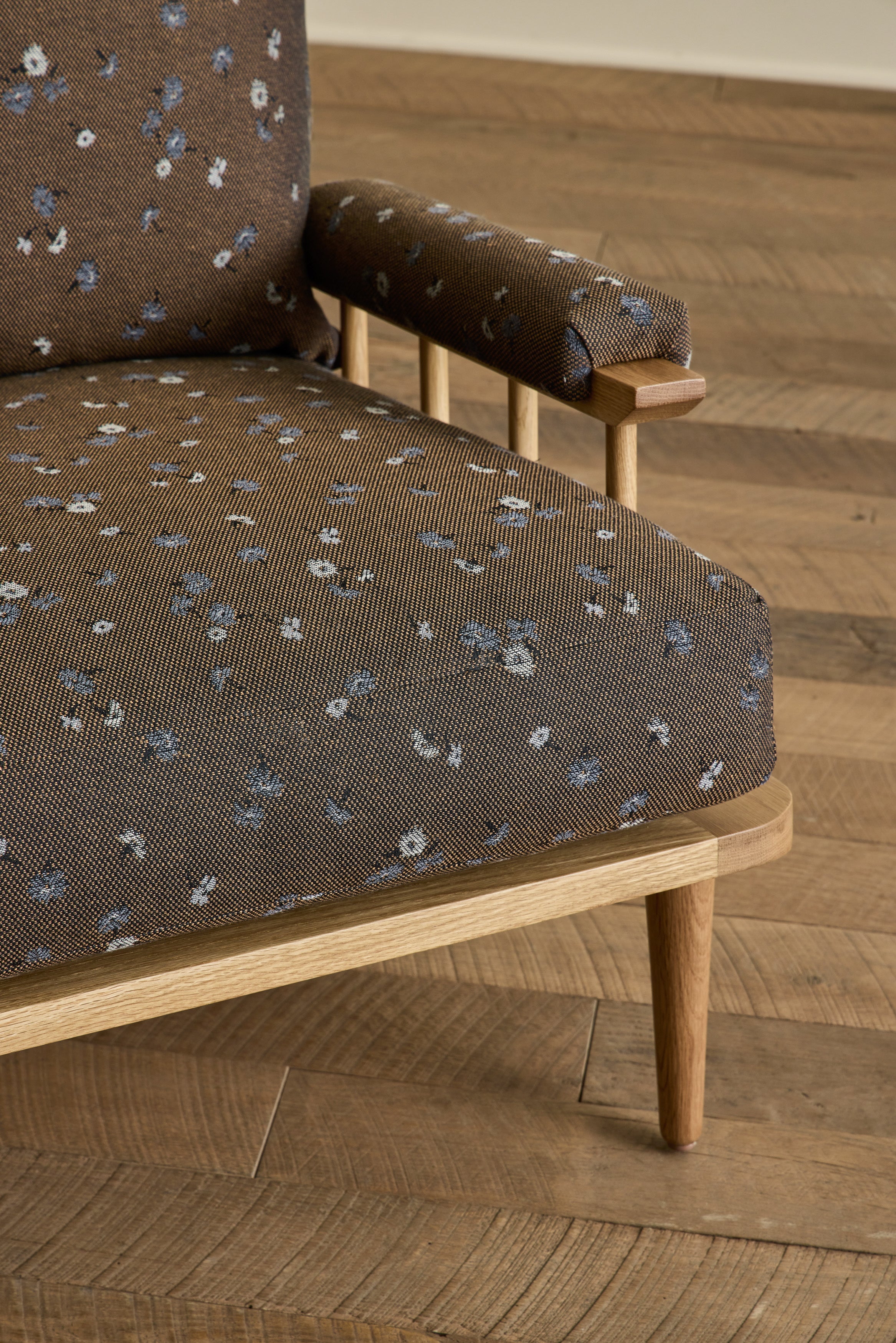 Spindle Viewing Chair