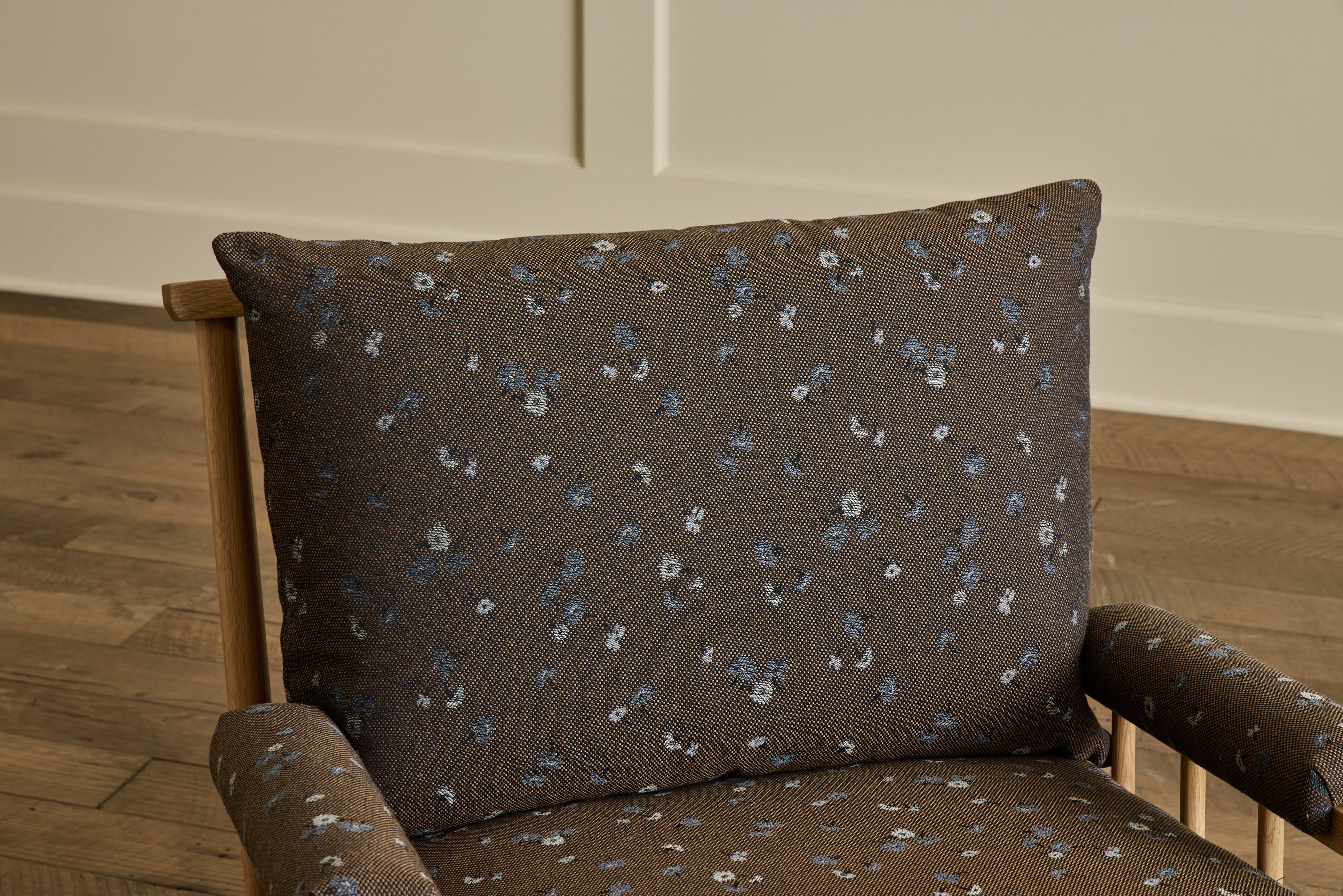 Spindle Viewing Chair