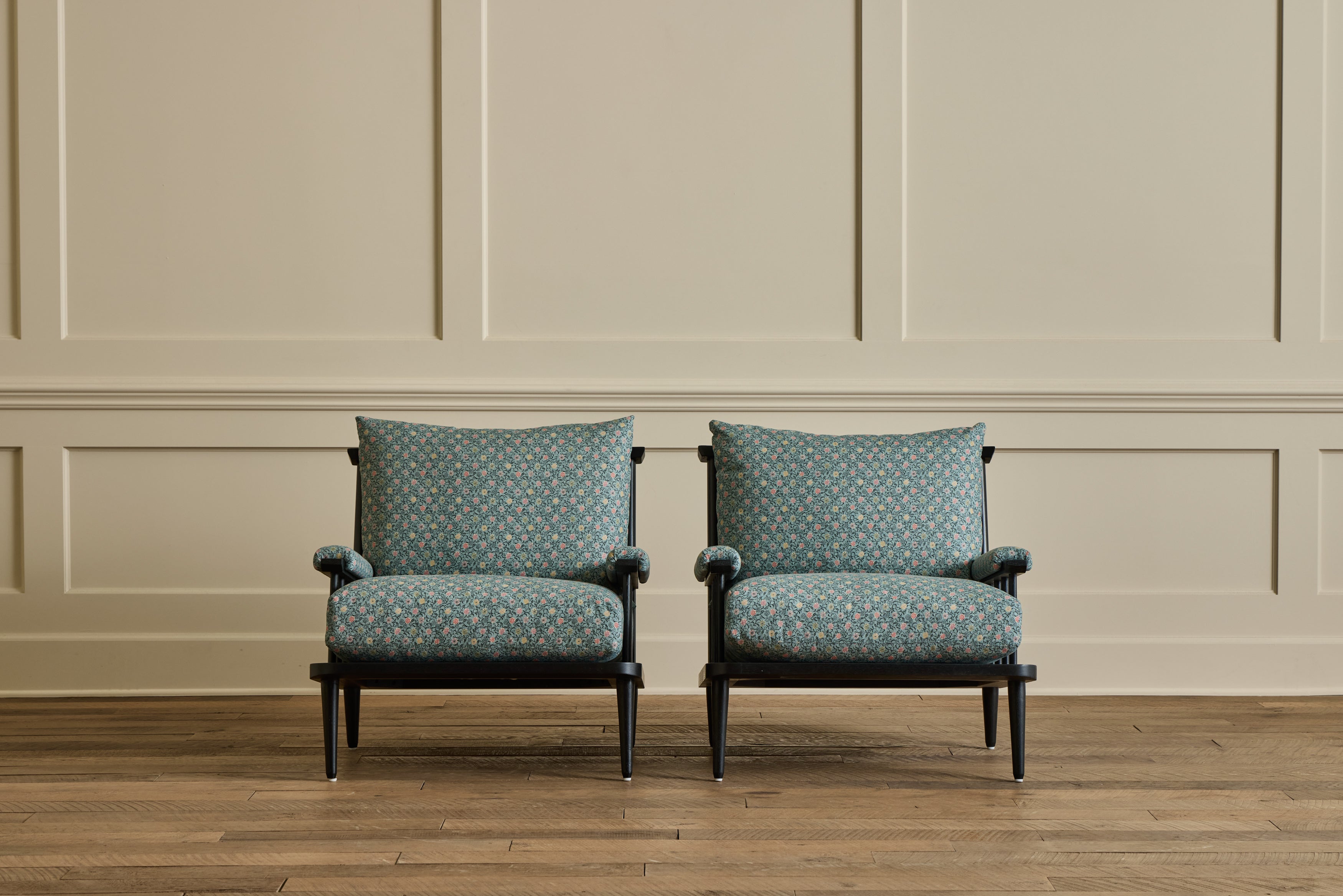 Spindle Back Viewing Chair