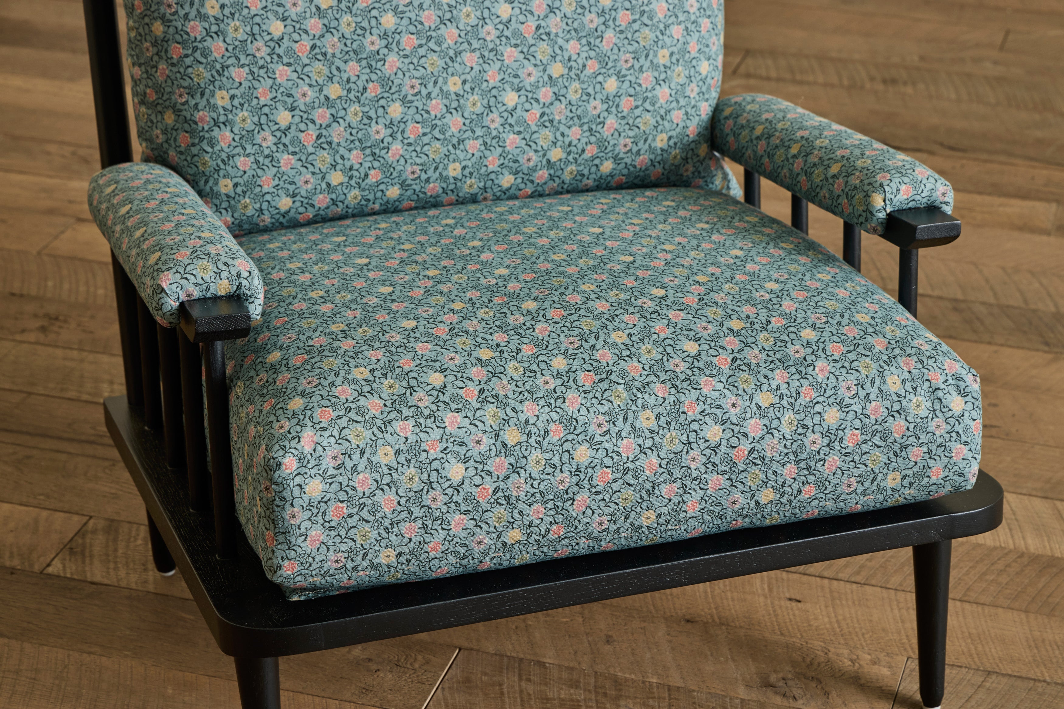 Spindle Back Viewing Chair