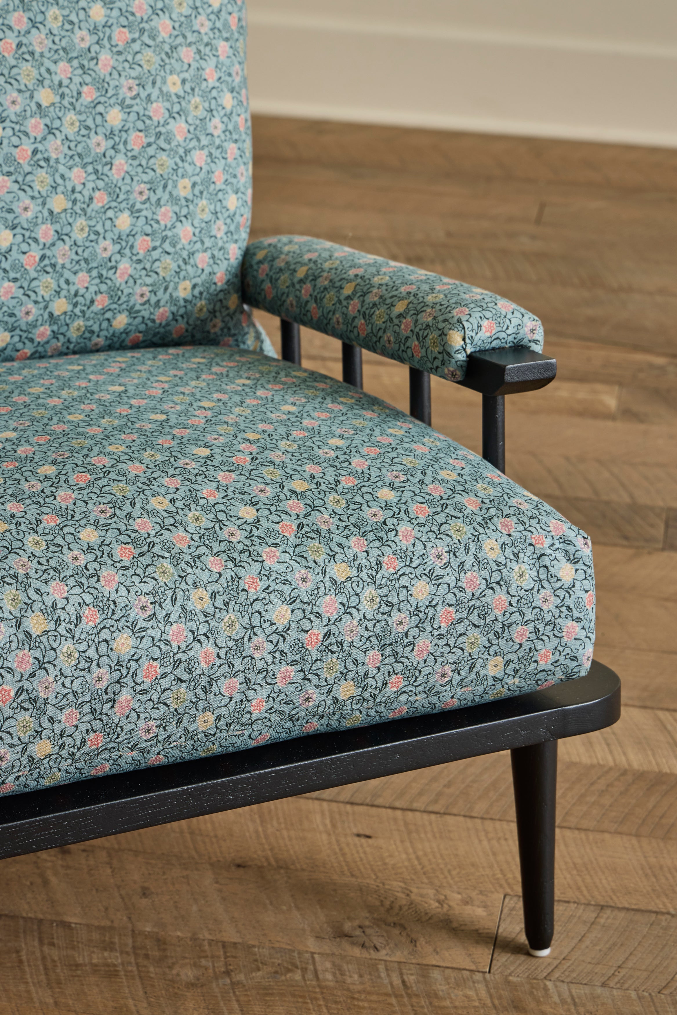 Spindle Back Viewing Chair