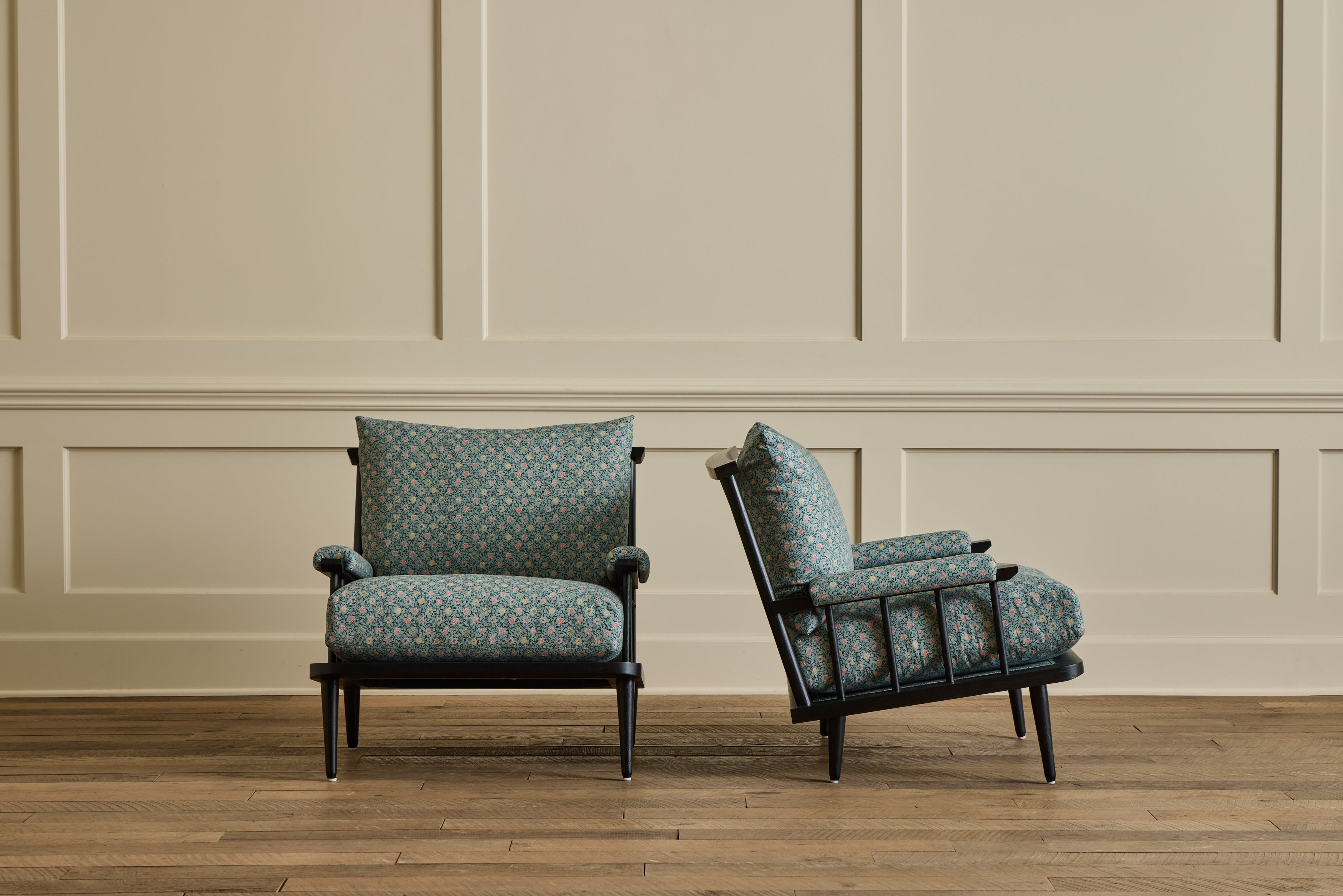 Spindle Back Viewing Chair