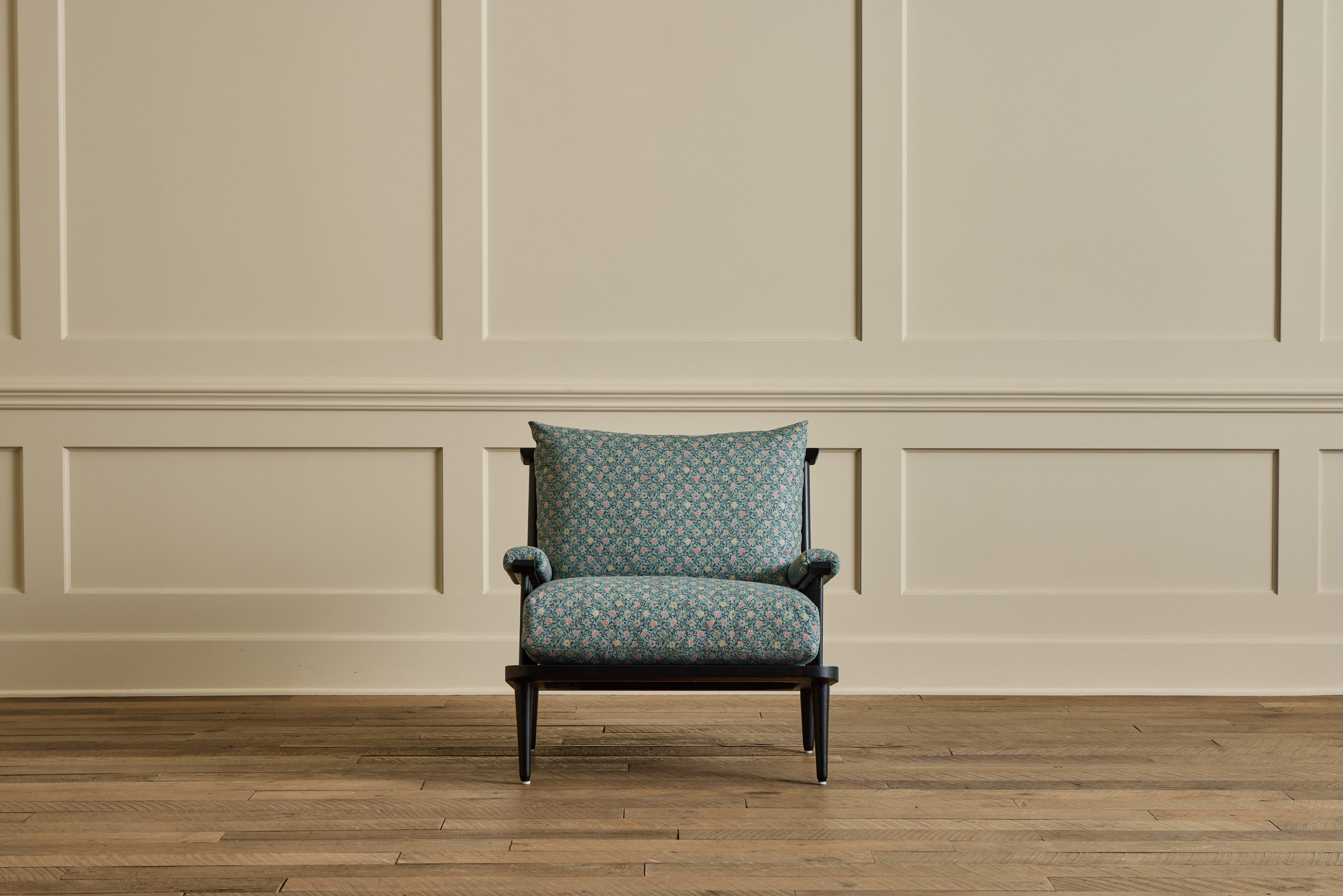 Spindle Back Viewing Chair