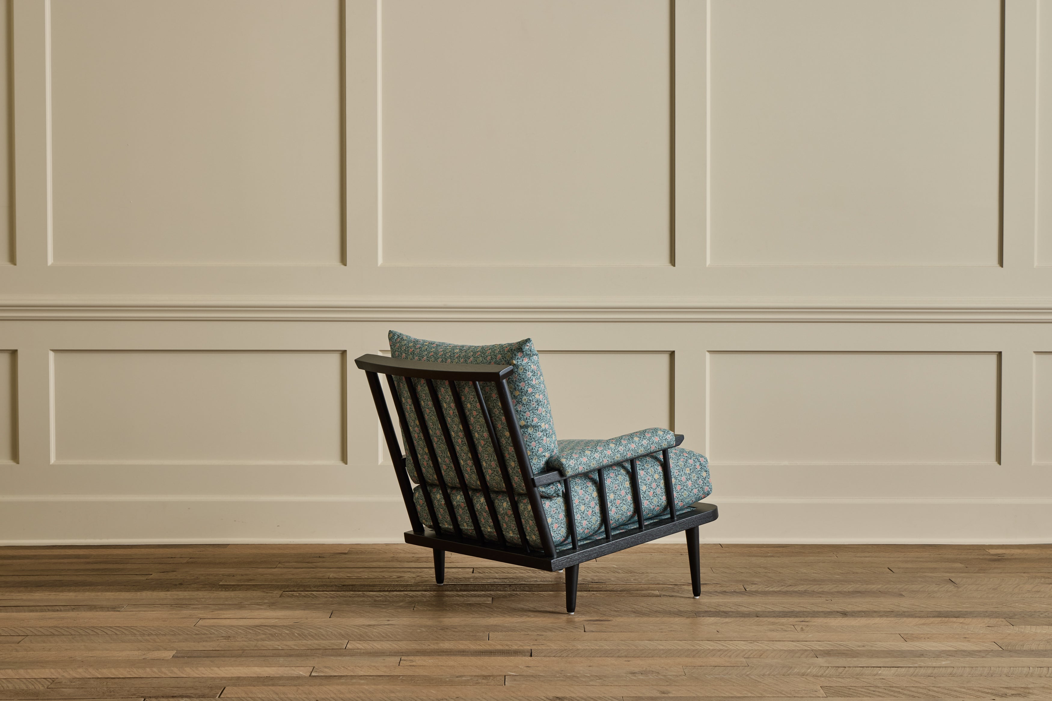 Spindle Back Viewing Chair