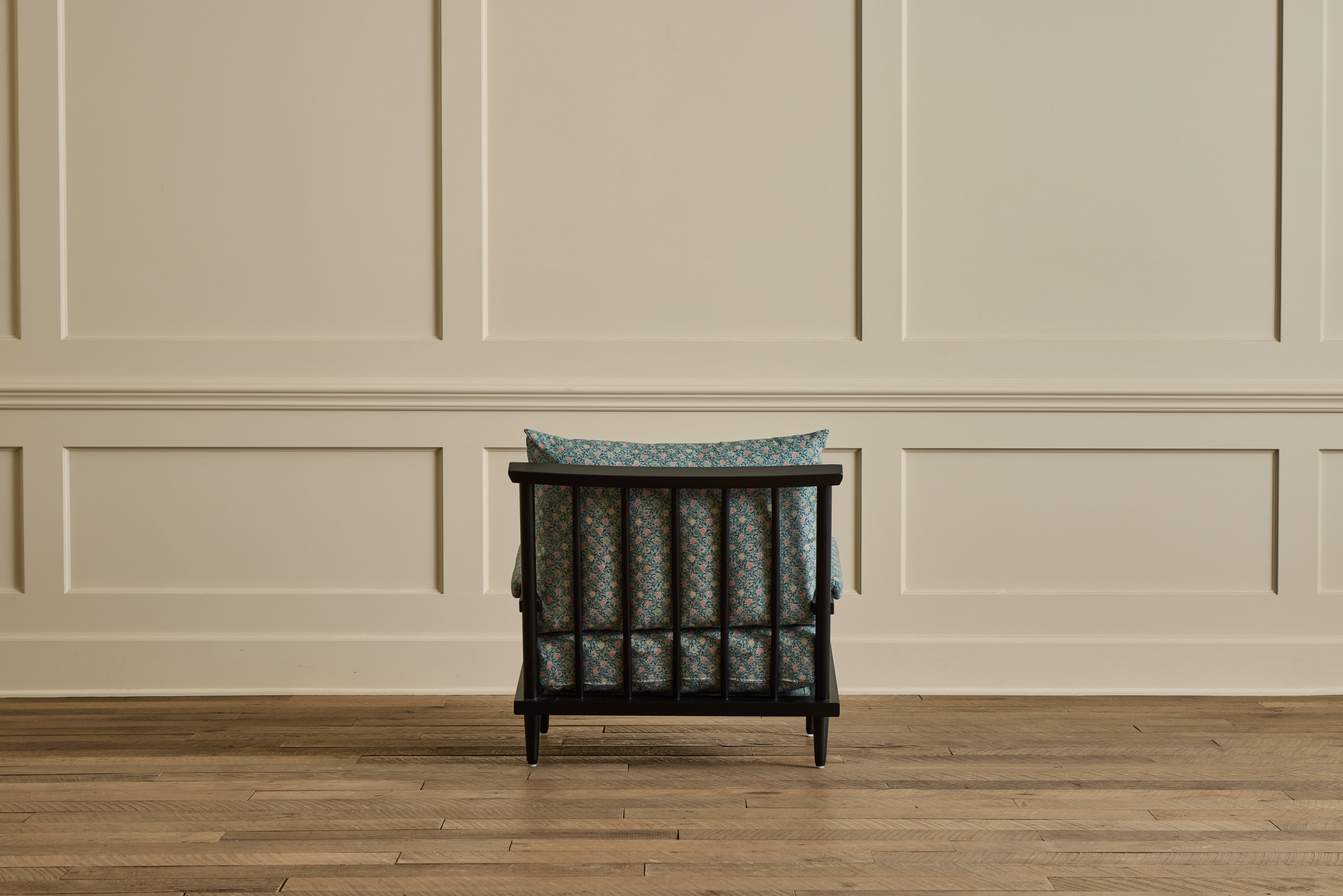 Spindle Back Viewing Chair