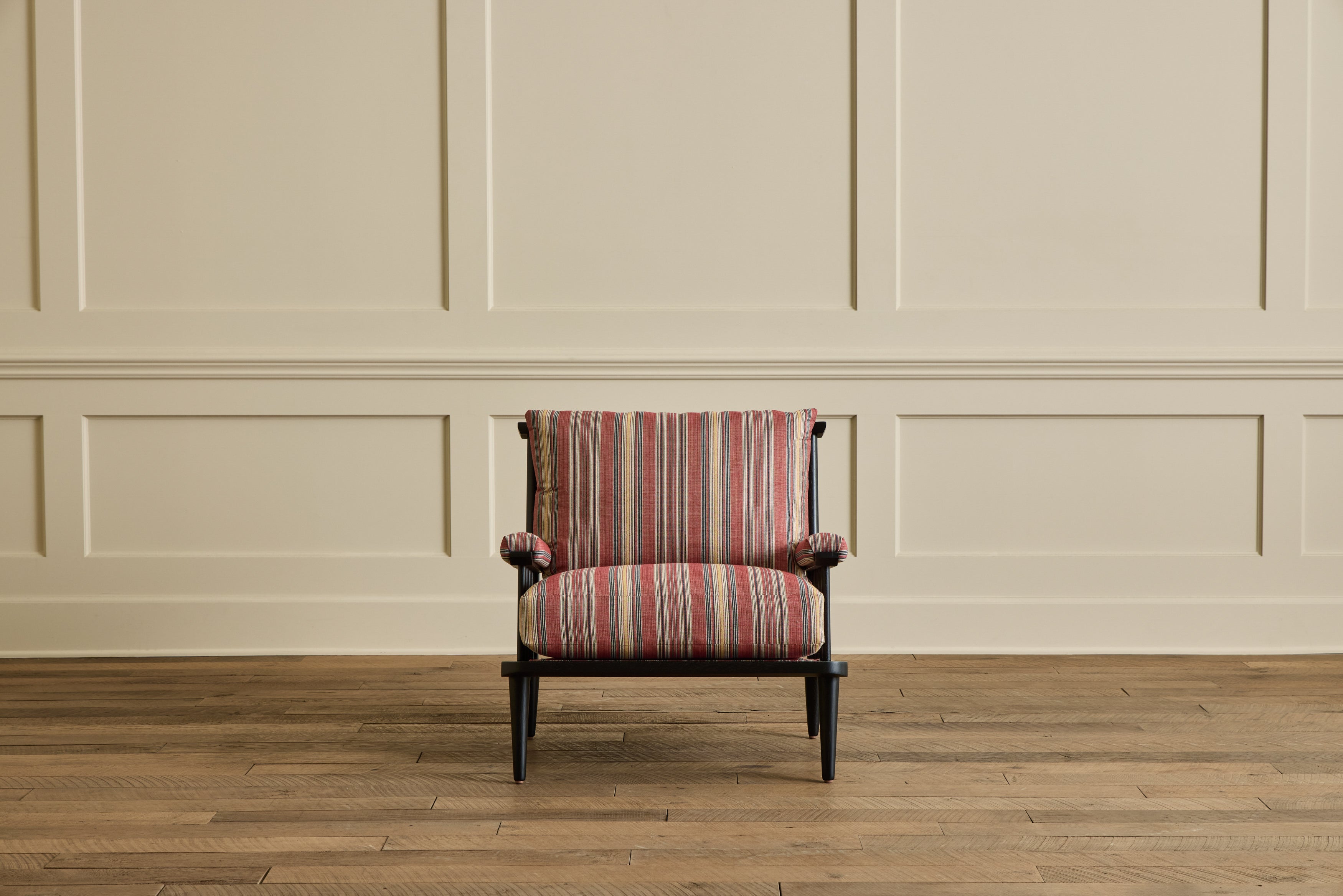 Spindle Back Viewing Chair