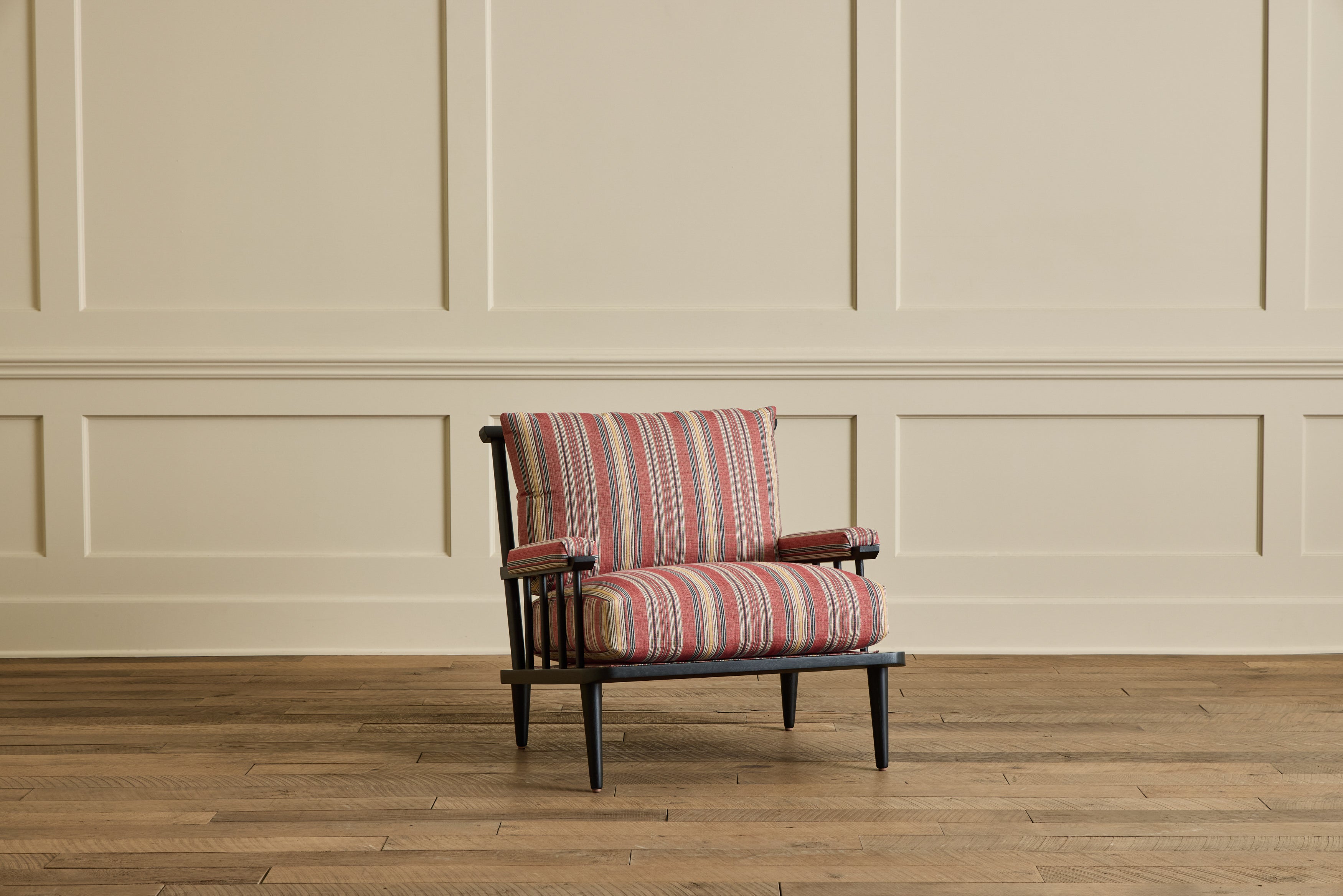 Spindle Back Viewing Chair