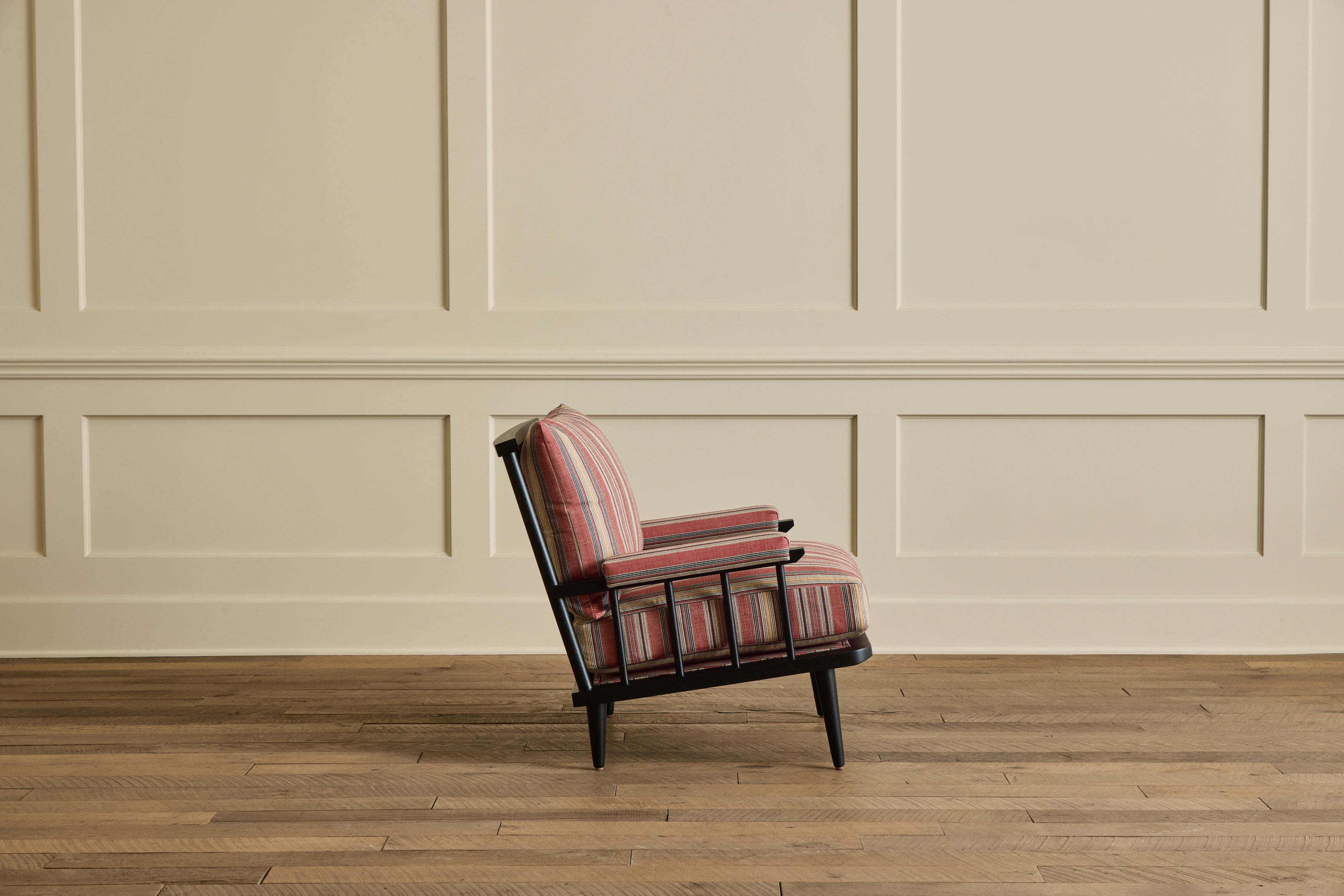 Spindle Back Viewing Chair