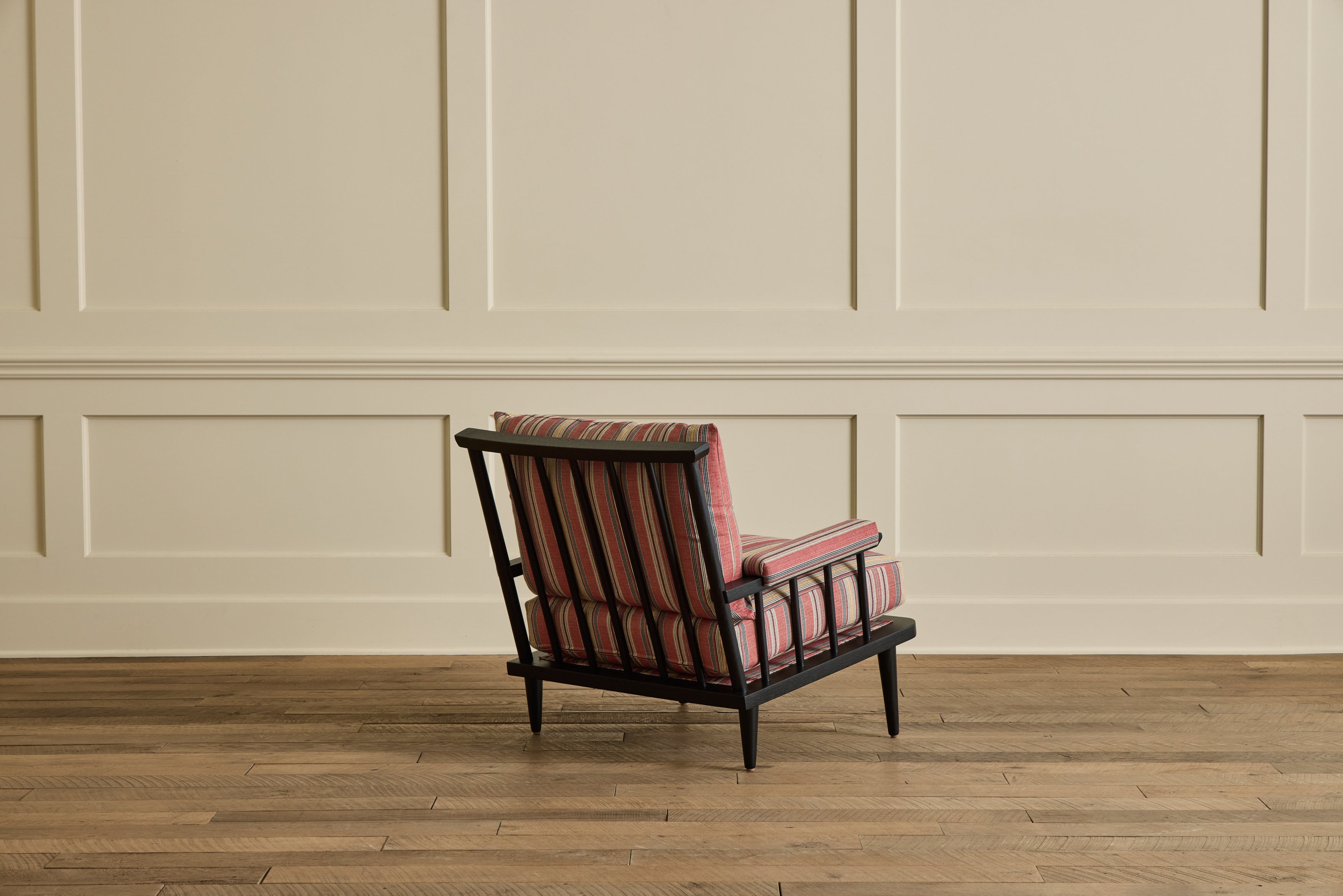 Spindle Back Viewing Chair