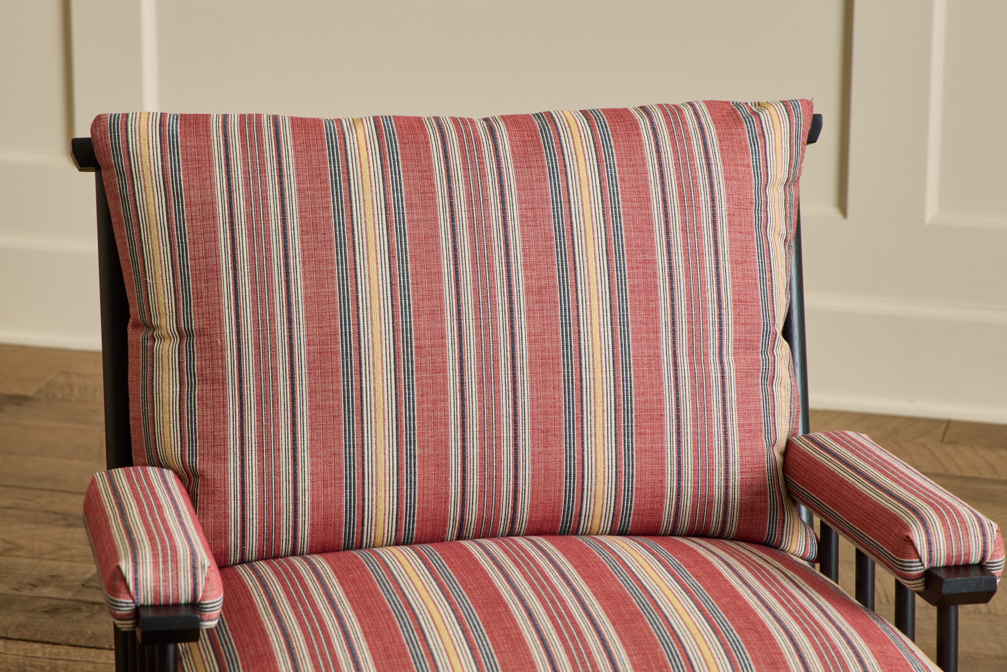 Spindle Back Viewing Chair