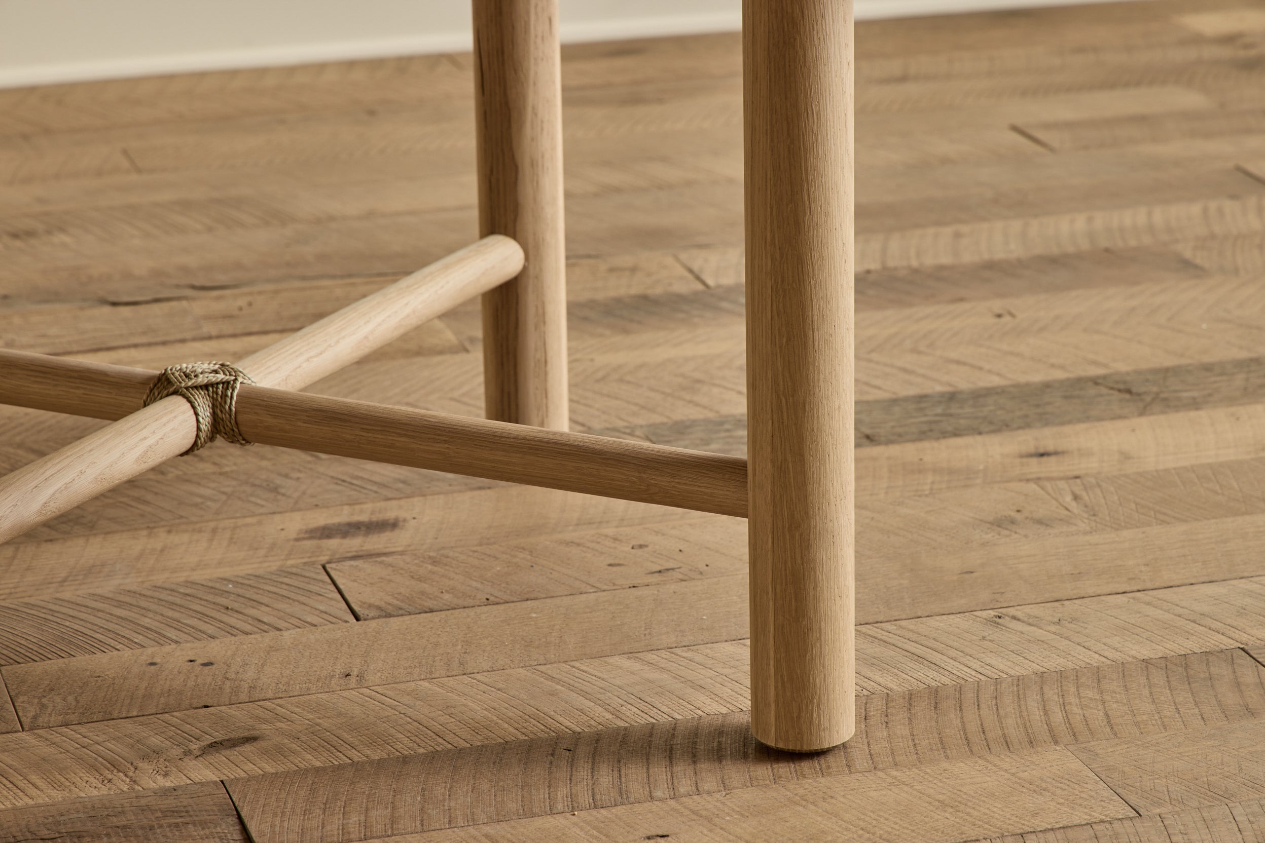 Round Dining Table, 60"