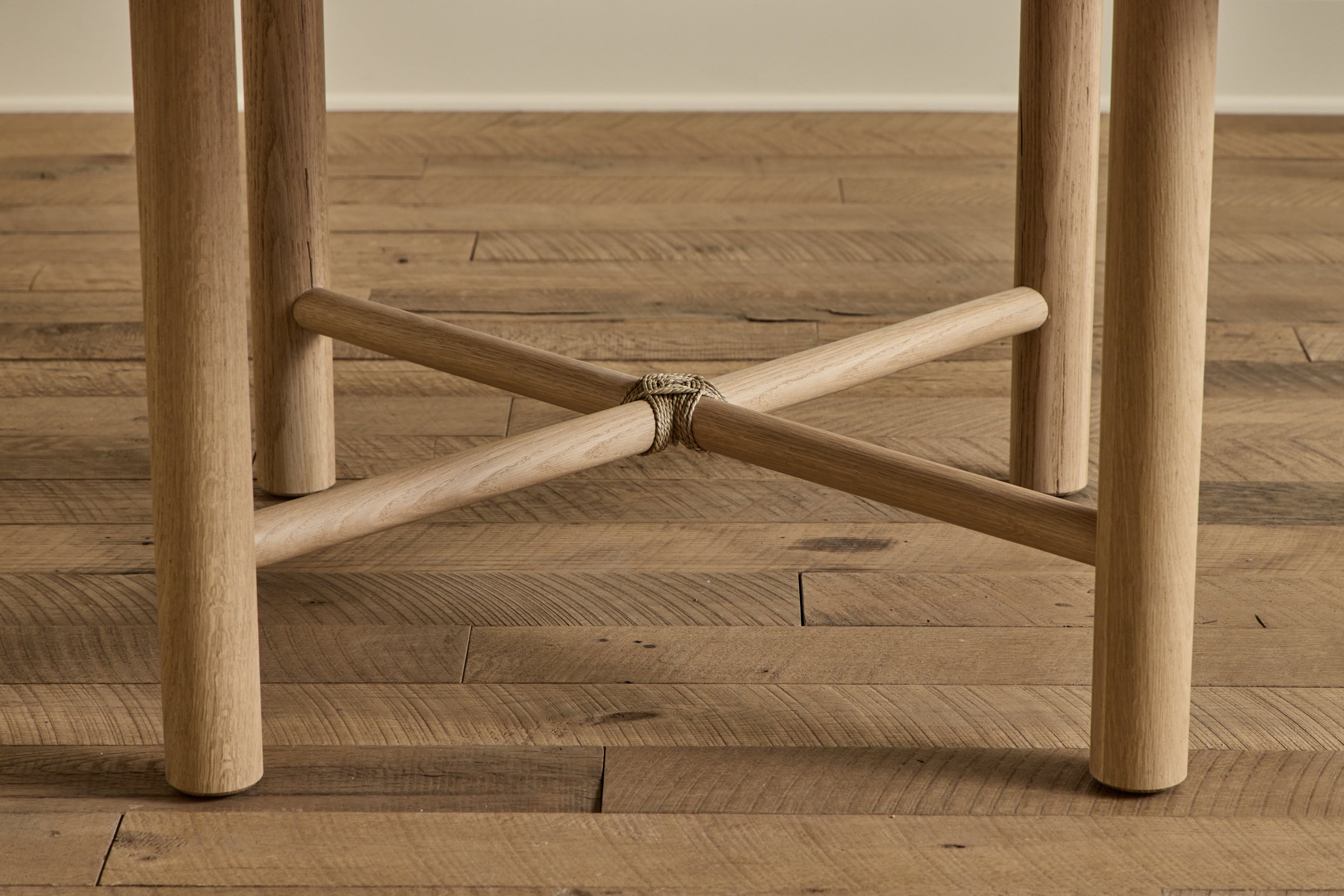 Round Dining Table, 60"