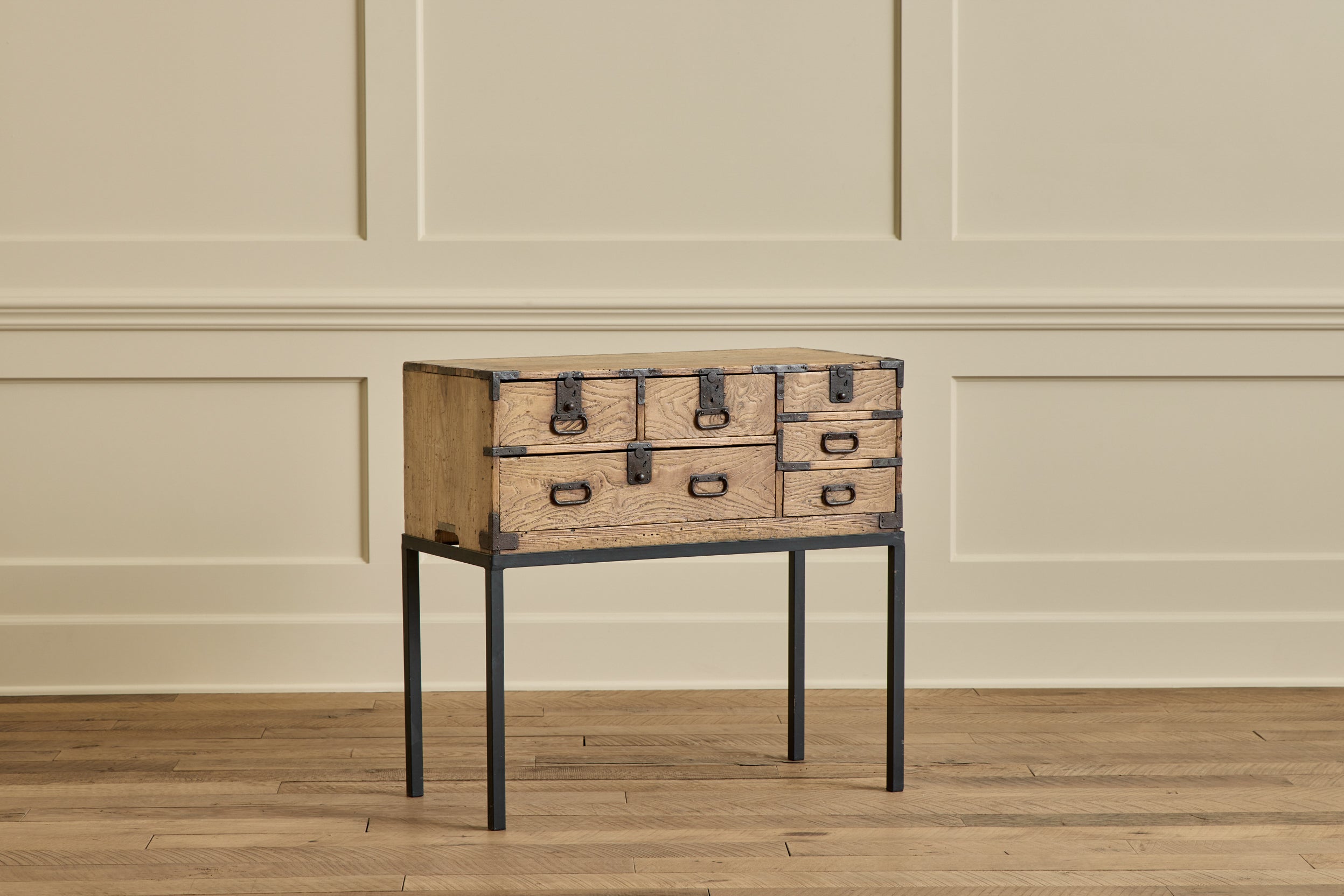 Ko Dansu Tansu Chest with Base