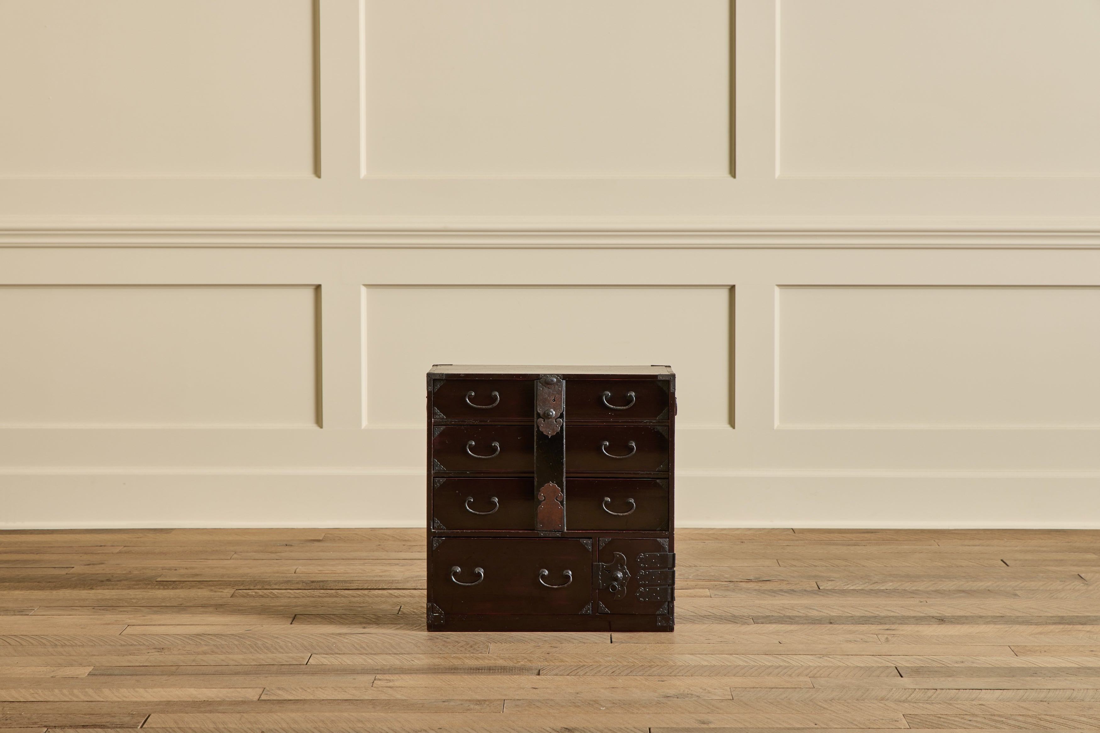 Black Lacquer Sakata Ko Dansu