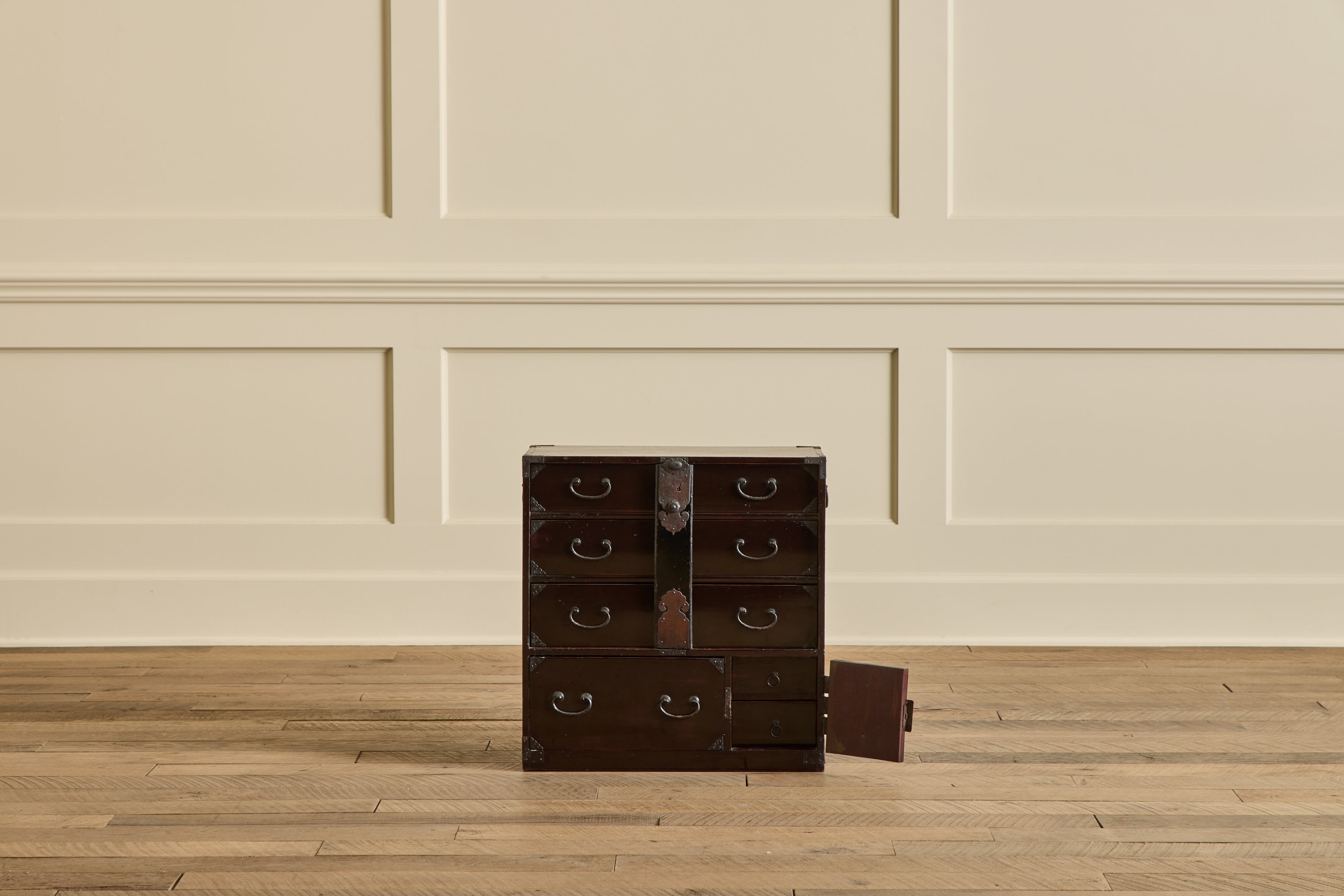 Black Lacquer Sakata Ko Dansu