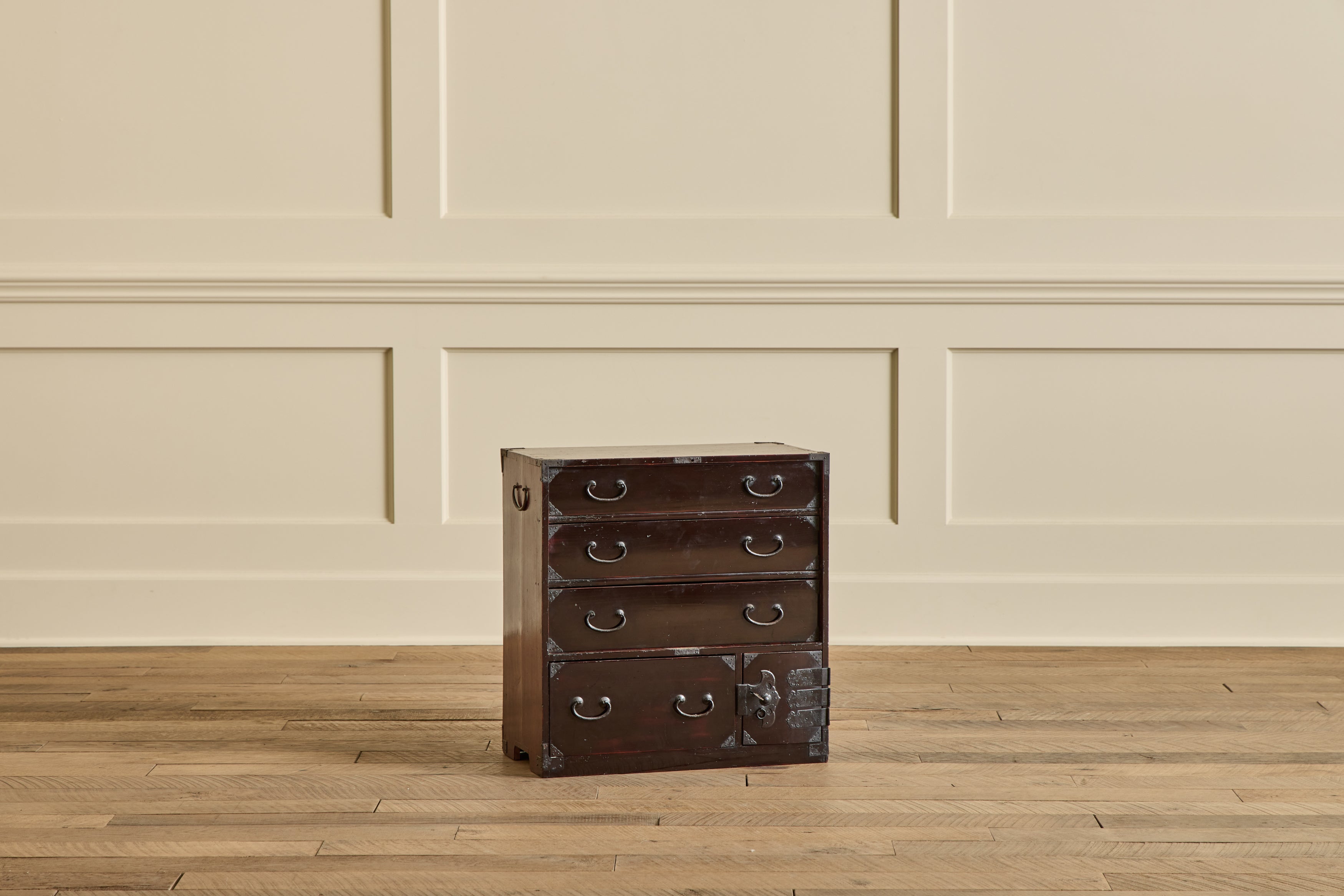 Black Lacquer Sakata Ko Dansu