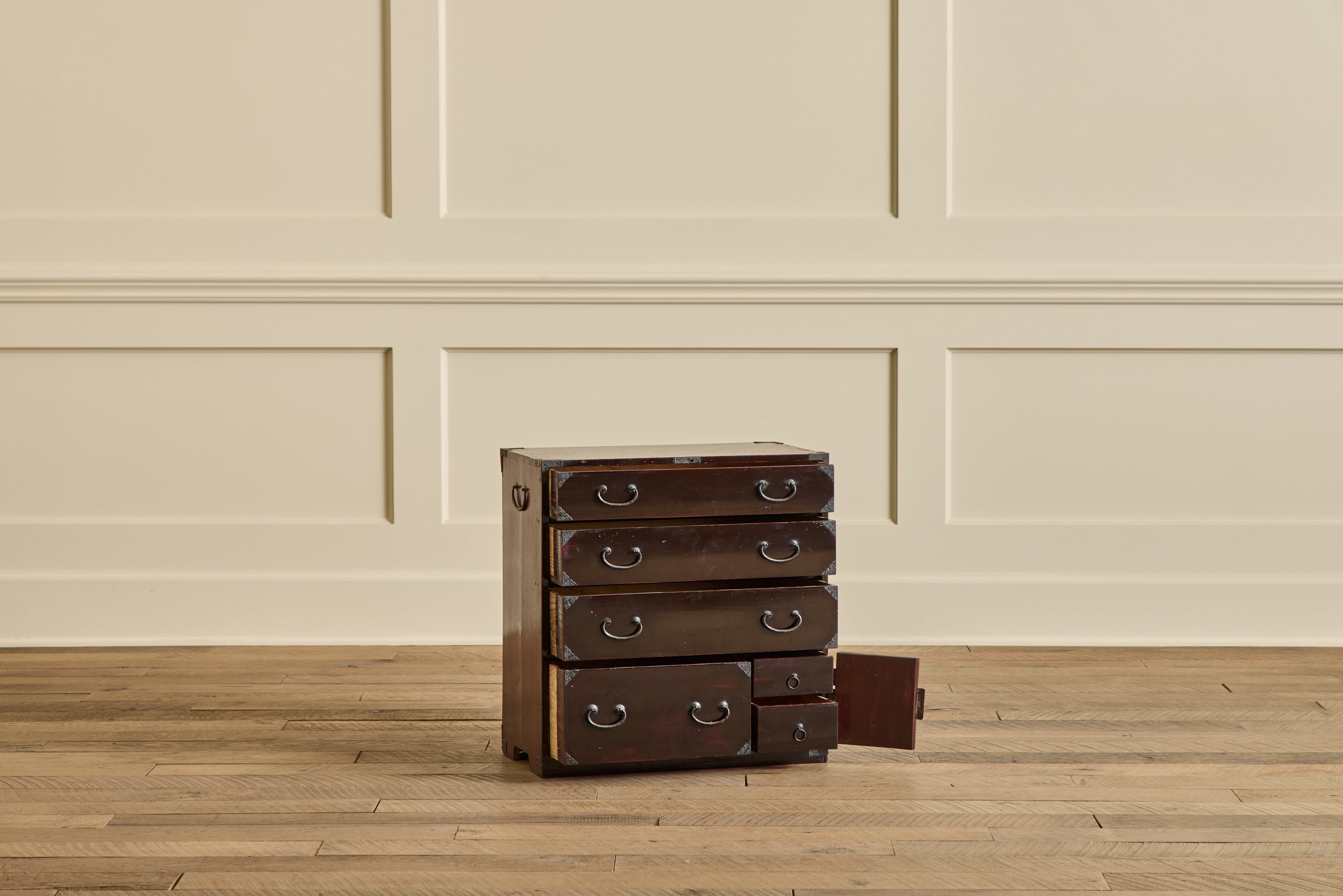 Black Lacquer Sakata Ko Dansu