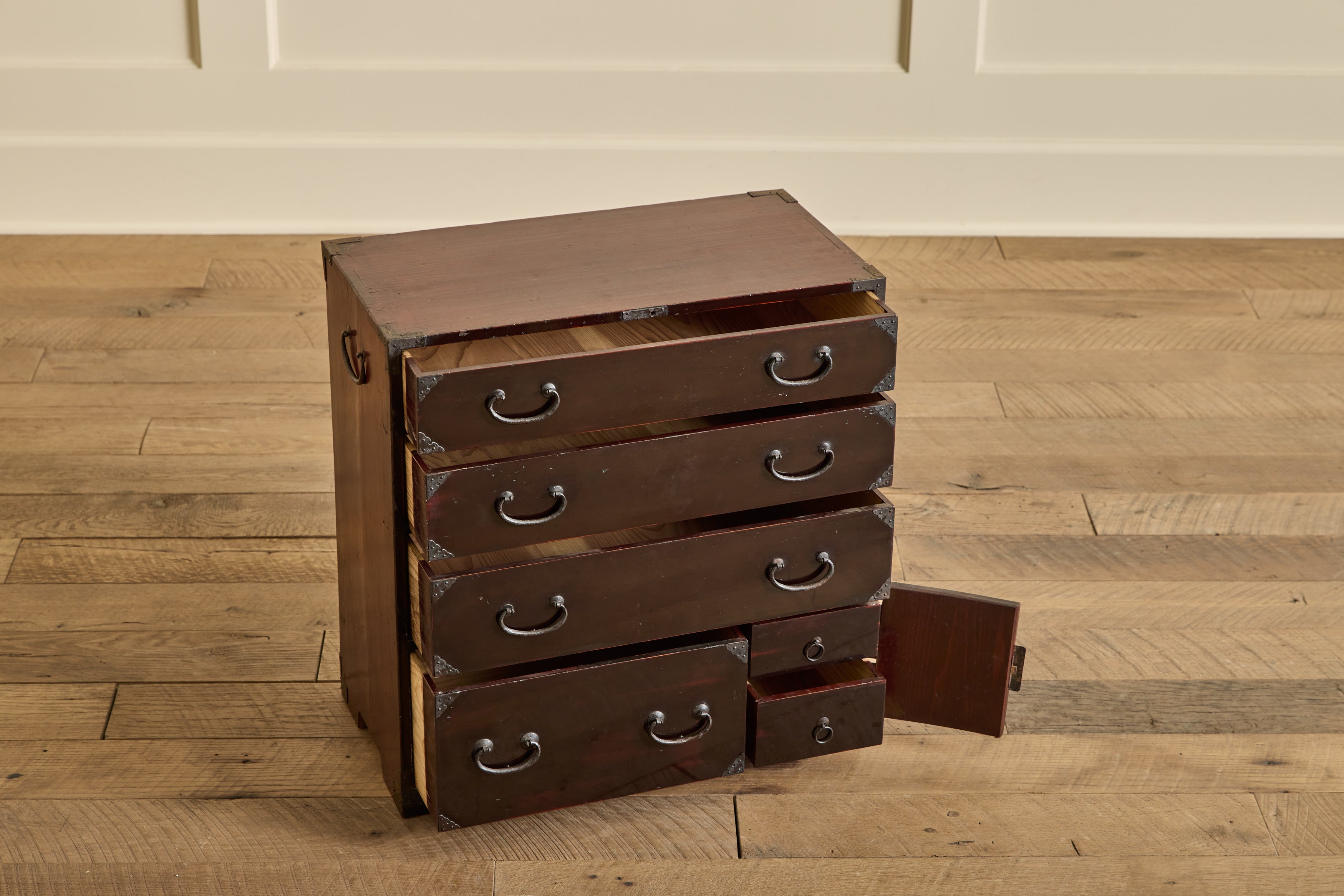 Black Lacquer Sakata Ko Dansu