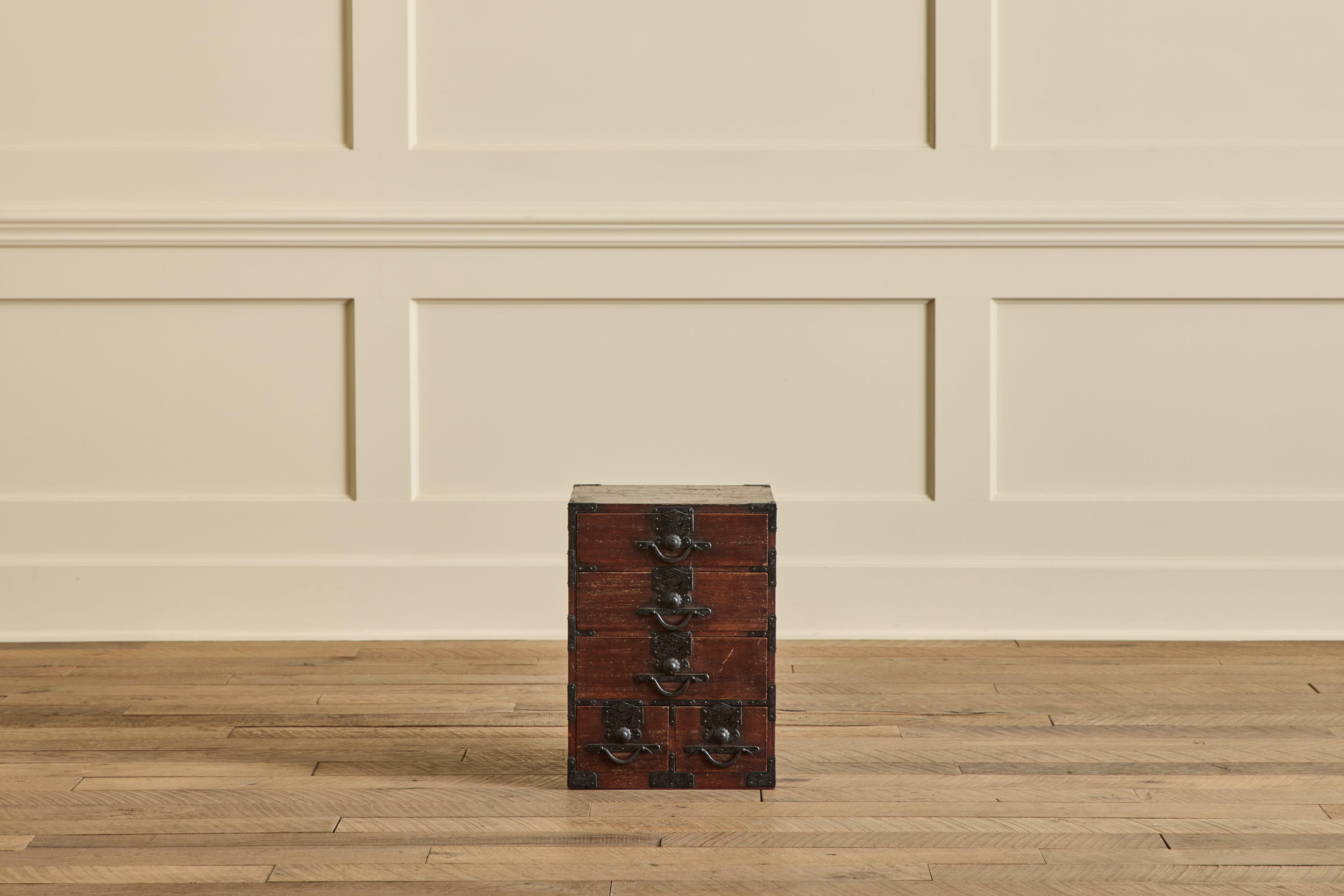 Lacquer Kiri Ko Dansu