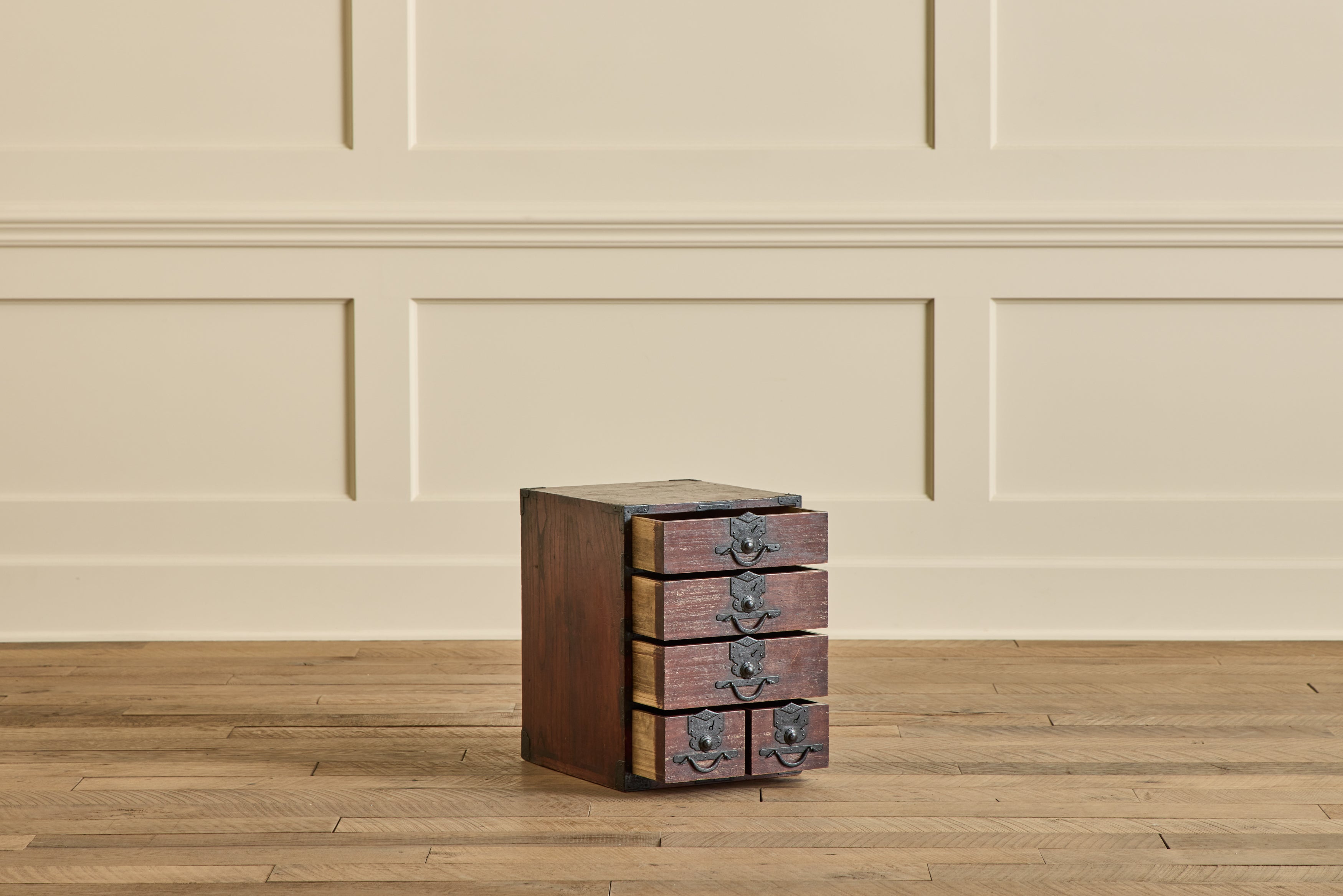 Lacquer Kiri Ko Dansu