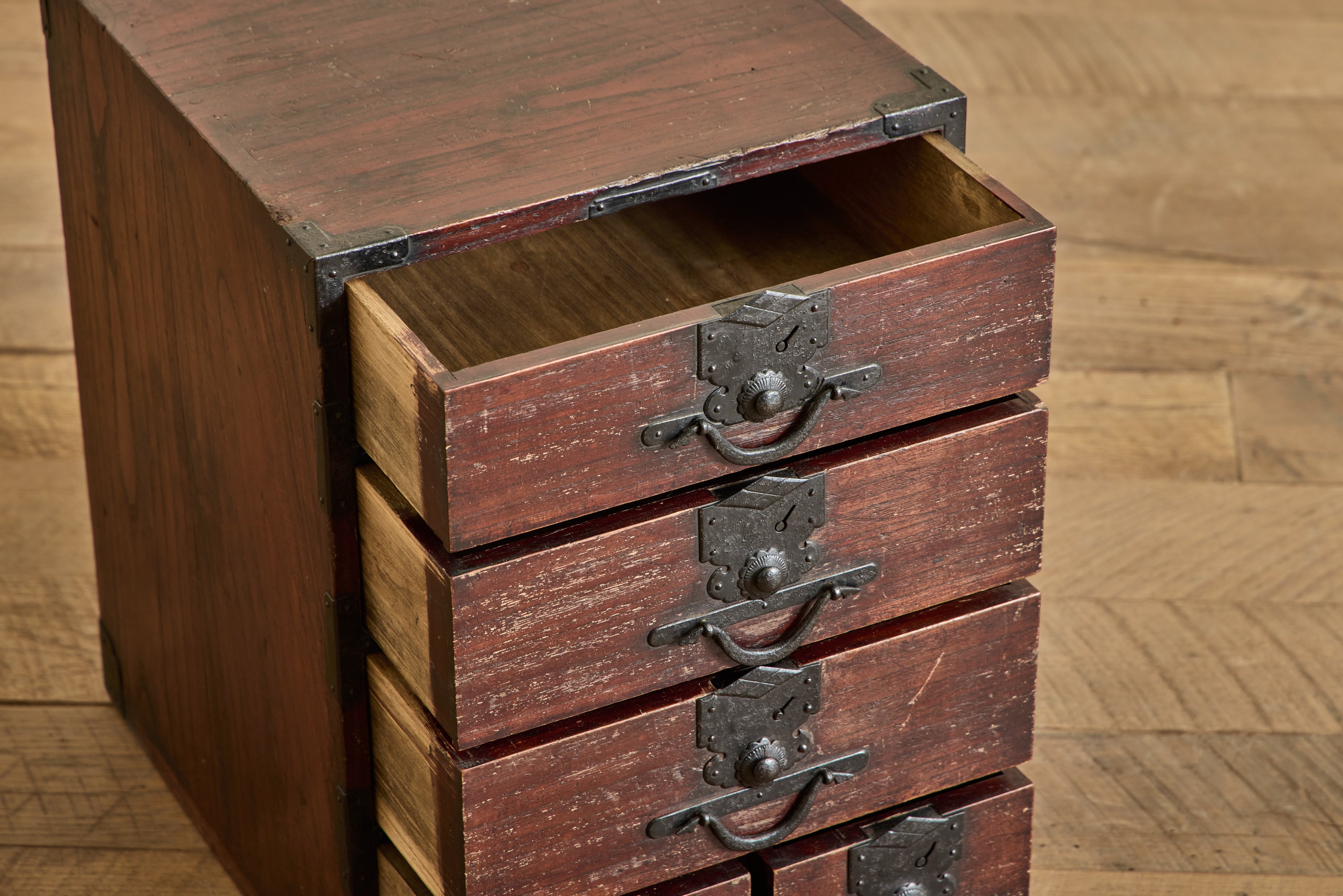 Lacquer Kiri Ko Dansu